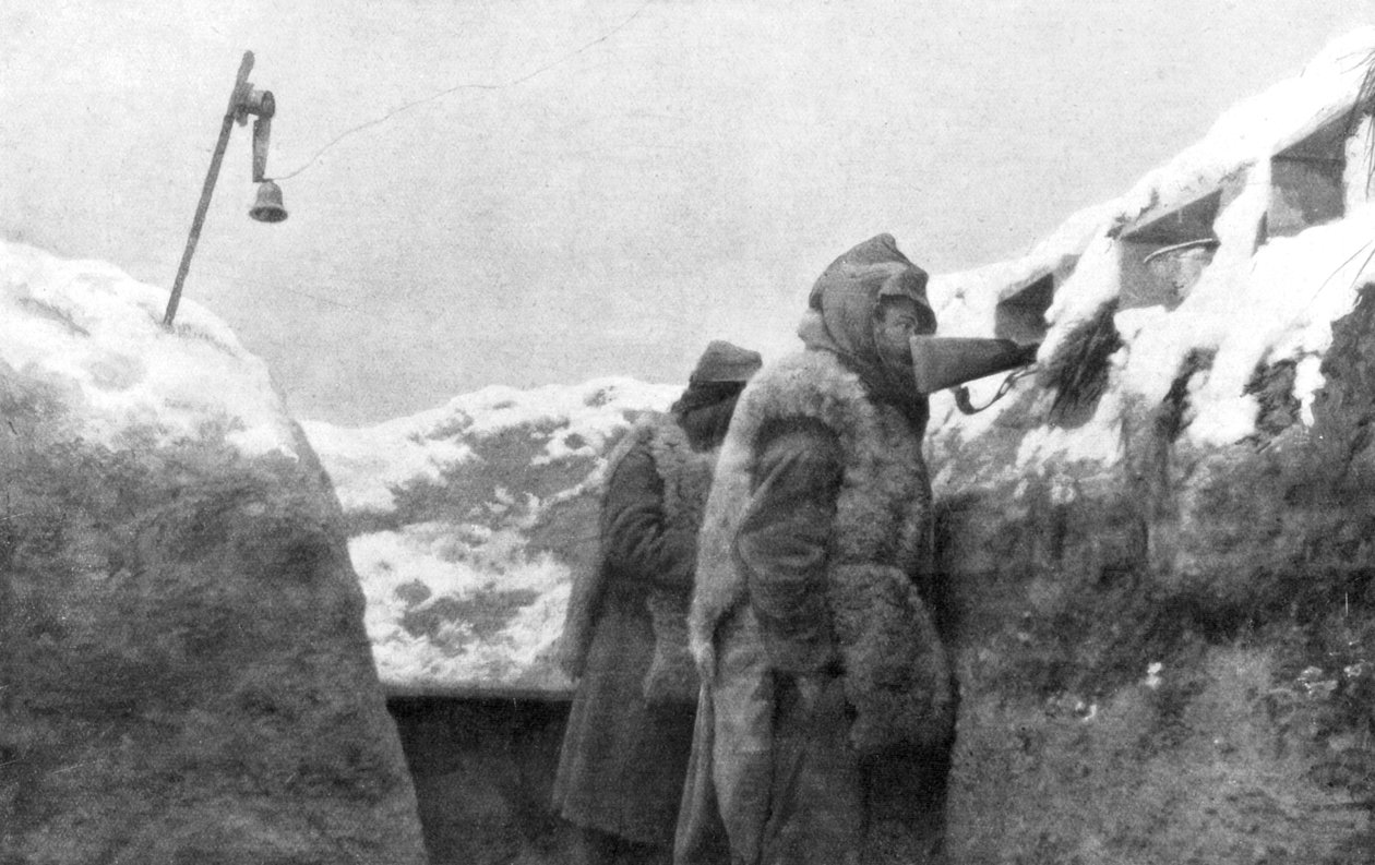 Wartownicy w okopie spoglądający na ziemię niczyją, Pas-de-Calais, Francja, zima 1915 autorstwa Unbekannt