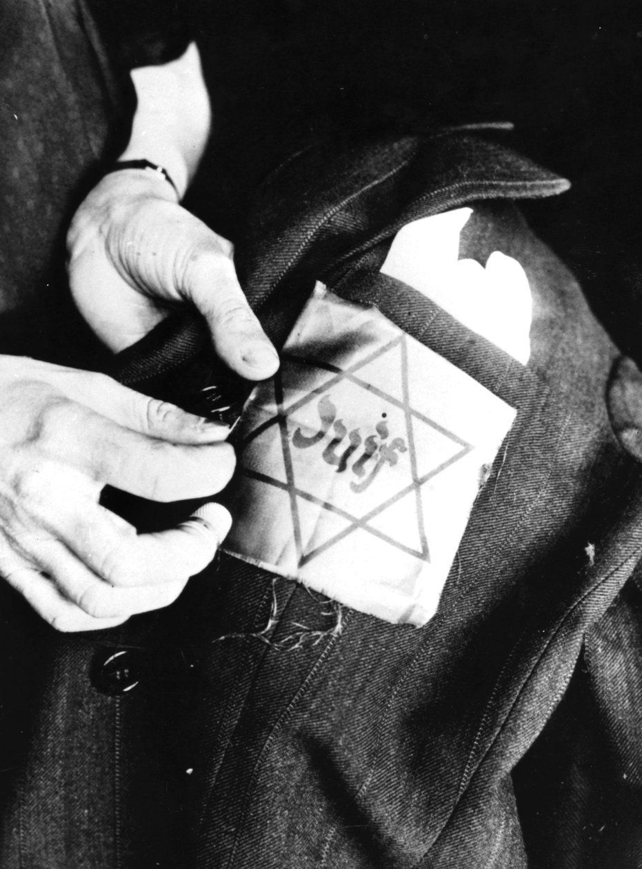Naszywanie żółtej gwiazdy identyfikującej Żyda na kurtce, okupowany przez Niemców Paryż, 1942 autorstwa Unbekannt
