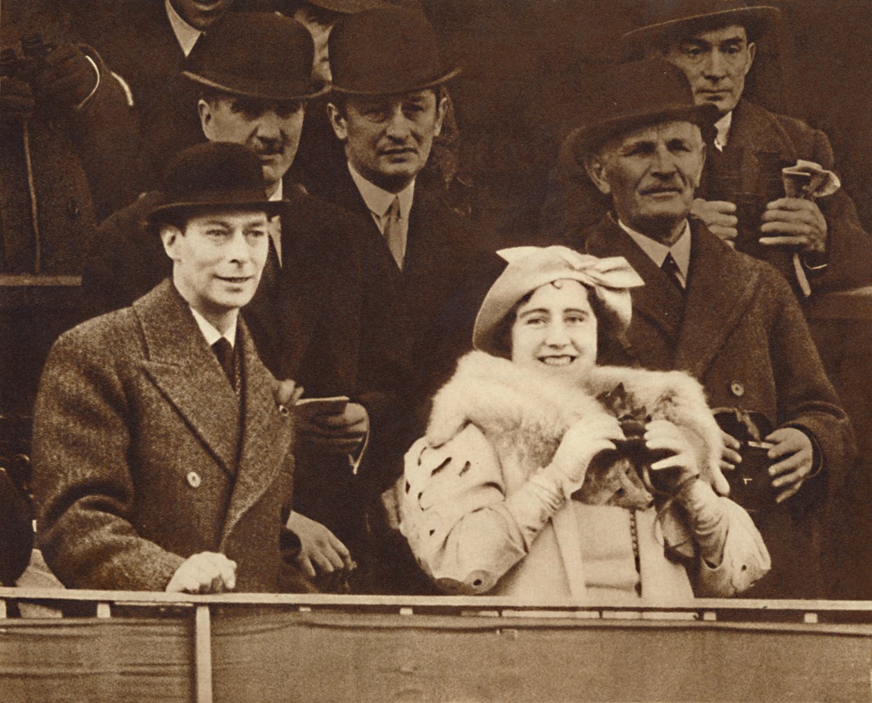 Dzielenie się dowcipem w Aintree, 1937 autorstwa Unbekannt
