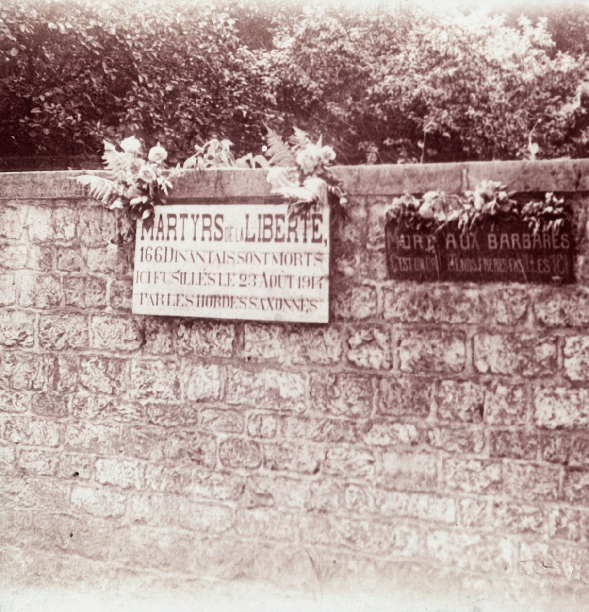 Znak pamięci cywilów rozstrzelanych przez Niemców, Dinant, Belgia, c1914-c1918 autorstwa Unbekannt