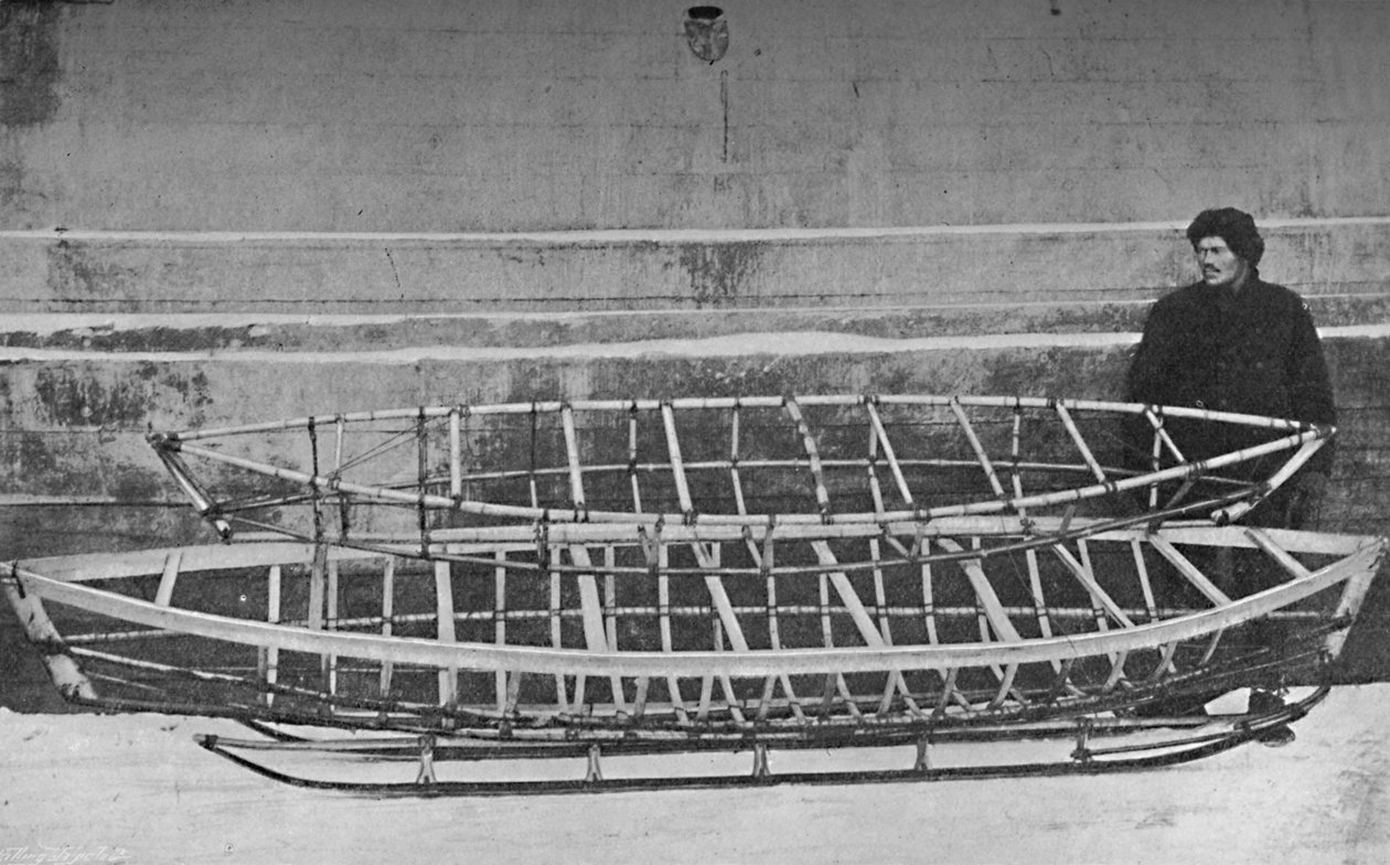 Szkielety o Kajak dla Jednoosobowego Bambus i Kajak Podwójny, leżące na ręcznych saniach, 1894, 1897 autorstwa Unbekannt