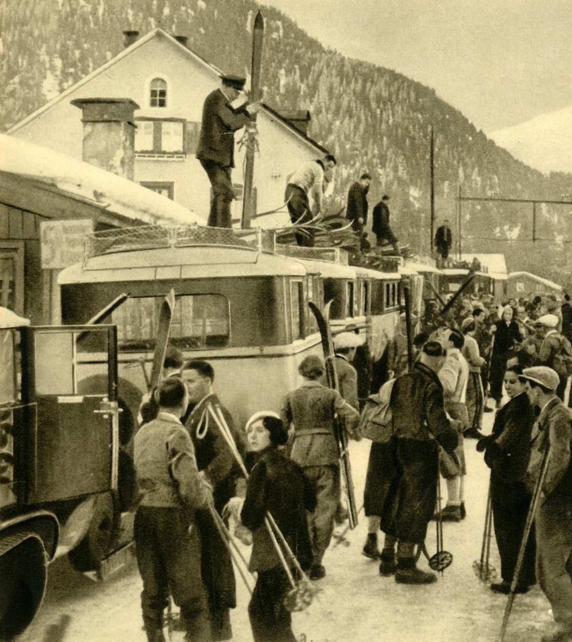 Narciarze przybywający do St Anton am Arlberg, Austria, ok. 1935. autorstwa Unbekannt