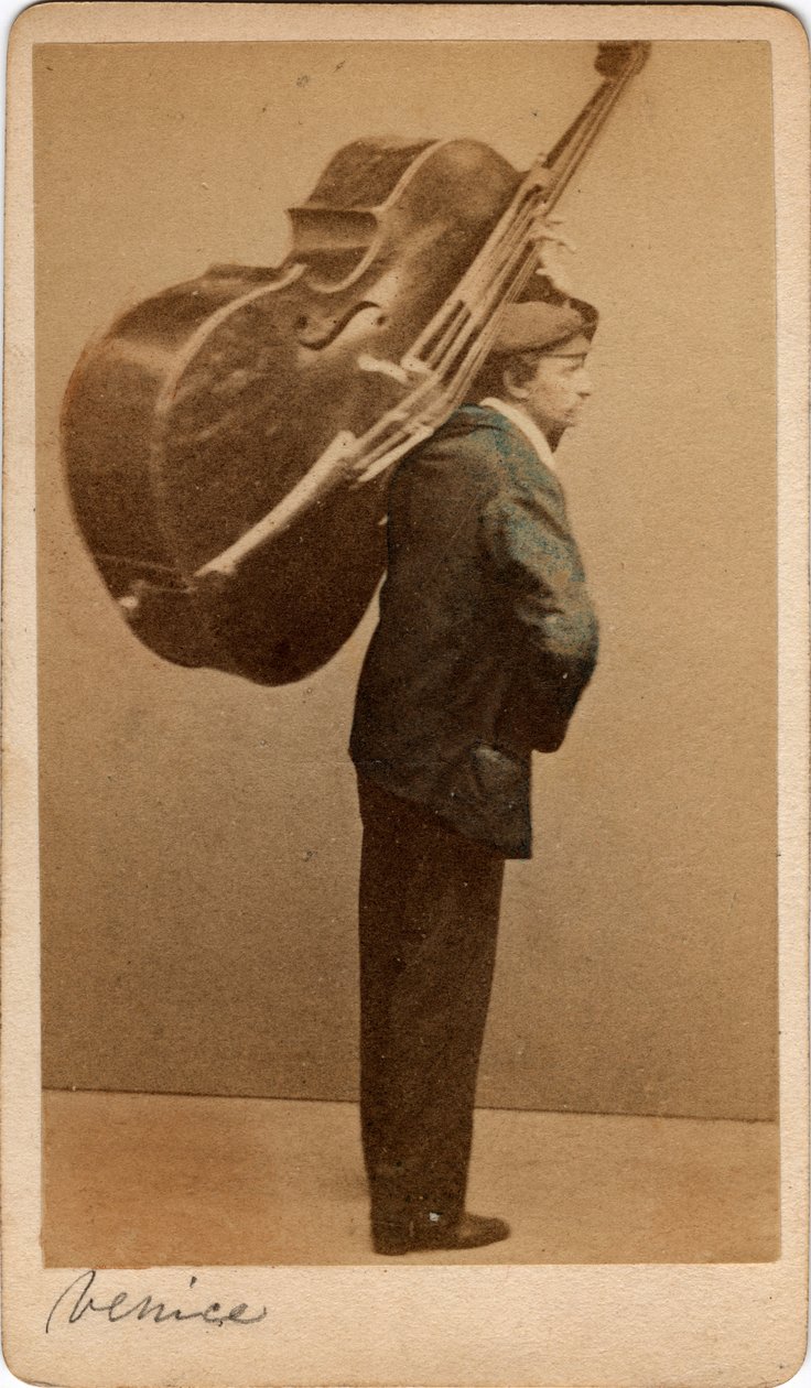 Mały metier: portret kontrabasisty, instrument ładowany na plecach, Wenecja. XIX wiek Druk na kartonie Wym. 10,5x6 cm autorstwa Unbekannt