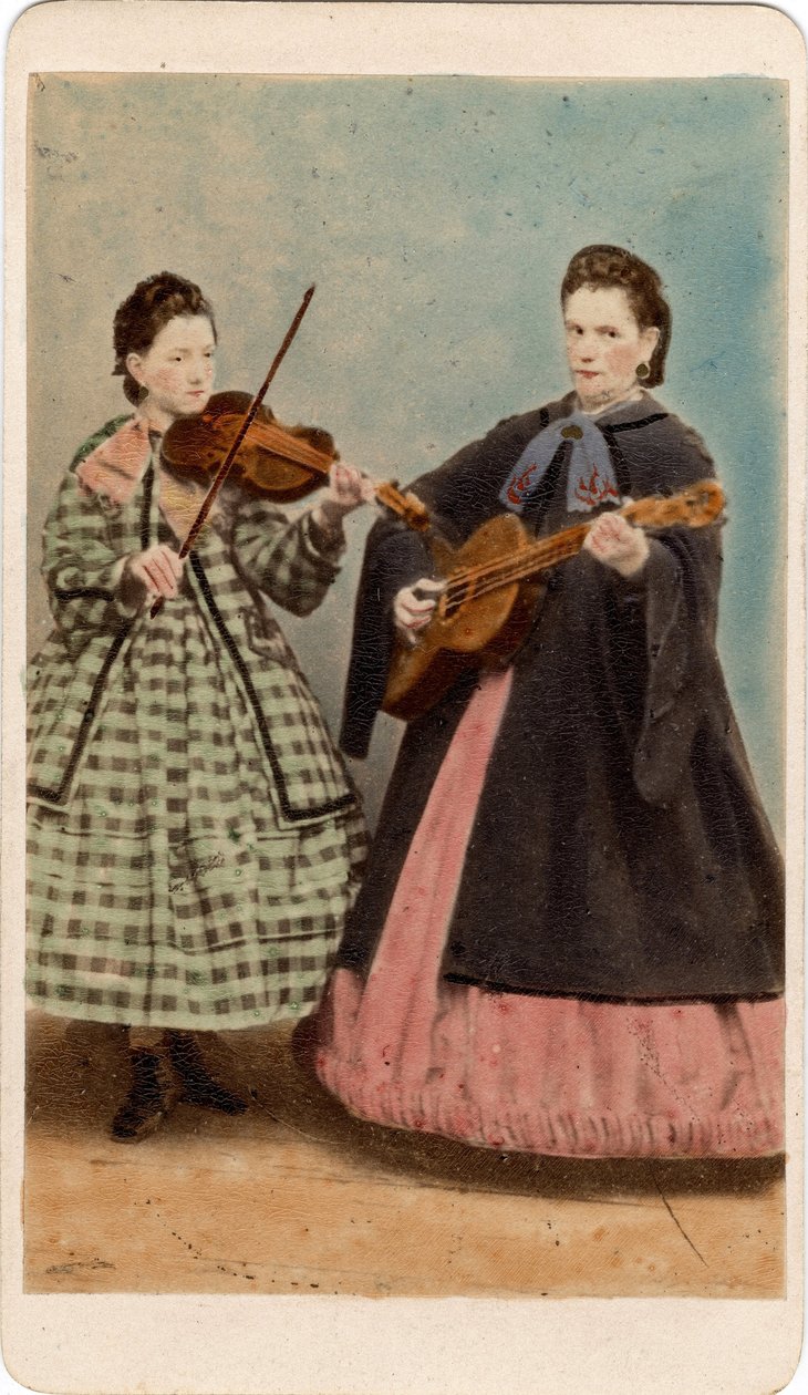Mały metier: portret muzyków grających na gitarze i skrzypcach, Wenecja. XIX wiek Druk na kartonie Wym. 10,5x6 cm autorstwa Unbekannt