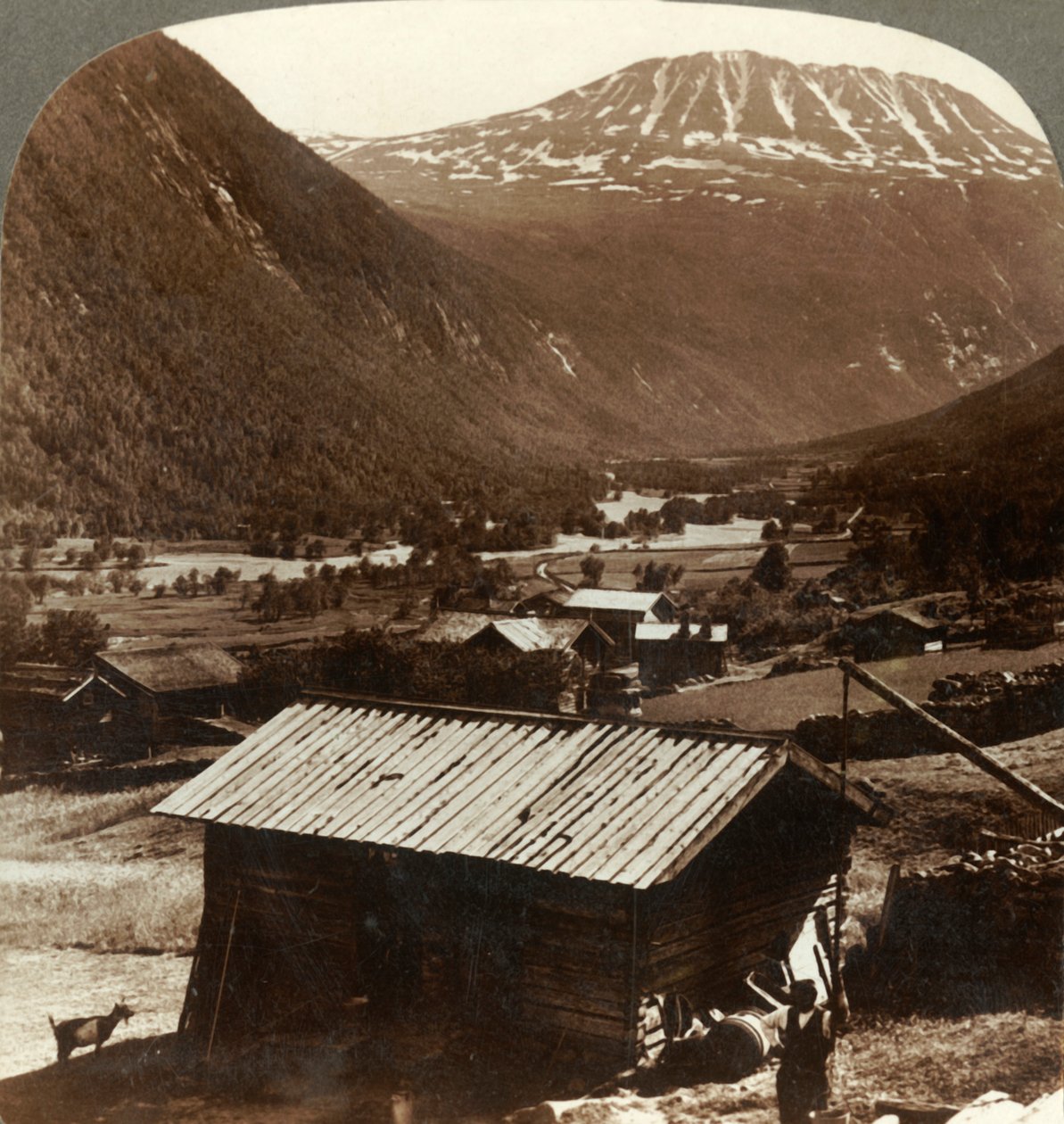 Ośnieżone szczyty góry Gausta 6180 stóp nad cichymi domami w dolinie Maan w Norwegii, ok. 1905 r. autorstwa Unbekannt
