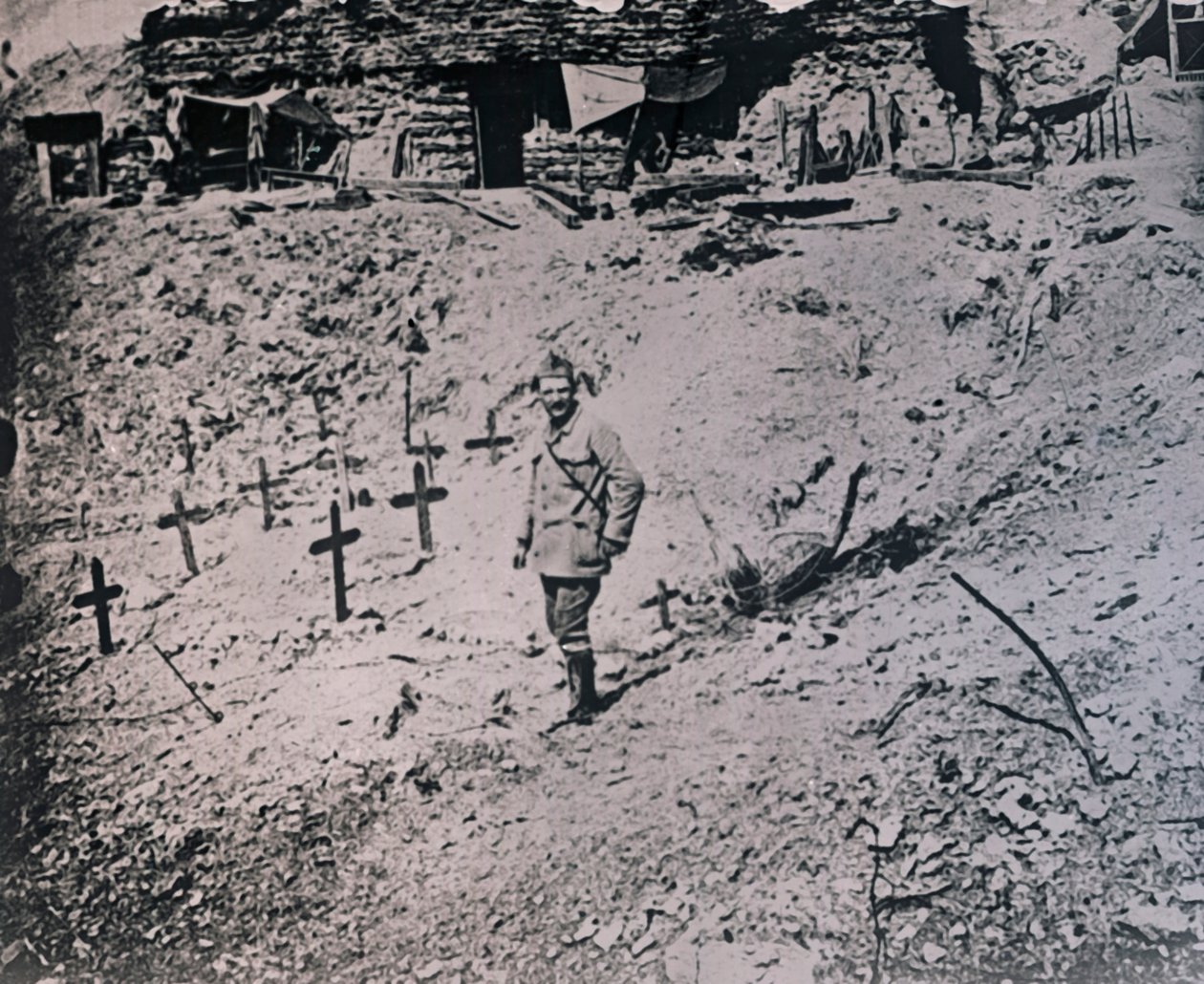 Żołnierz wśród drewnianych krzyży, c1914-c1918 autorstwa Unbekannt