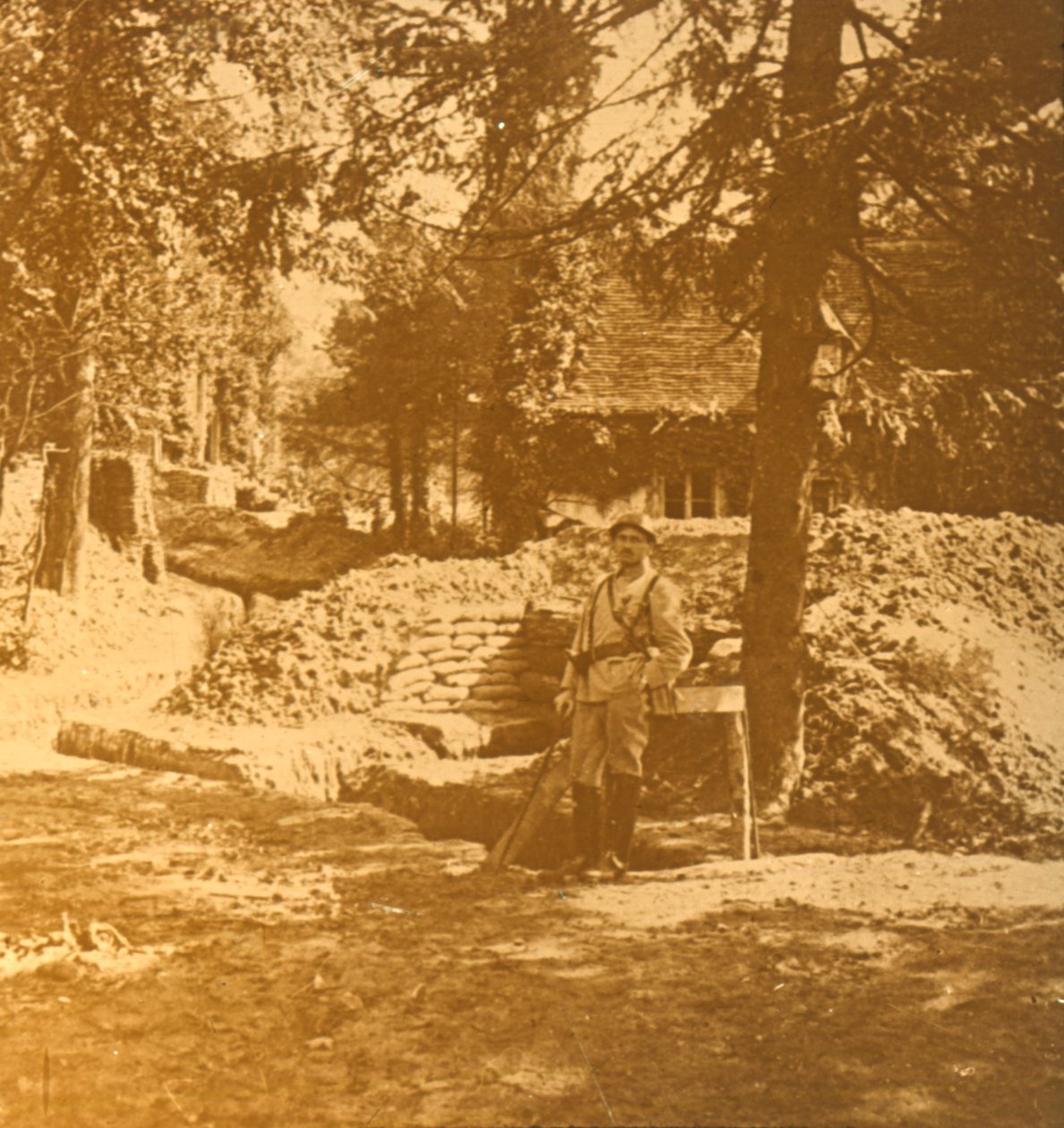 Żołnierz poza okopem, Bois des Loges, północna Francja, c1914-c1918 autorstwa Unbekannt