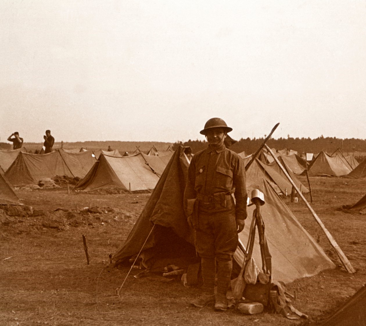 Żołnierz stojący przy namiocie, obóz amerykański, Melette, Francja, c1914-c1918. autorstwa Unbekannt