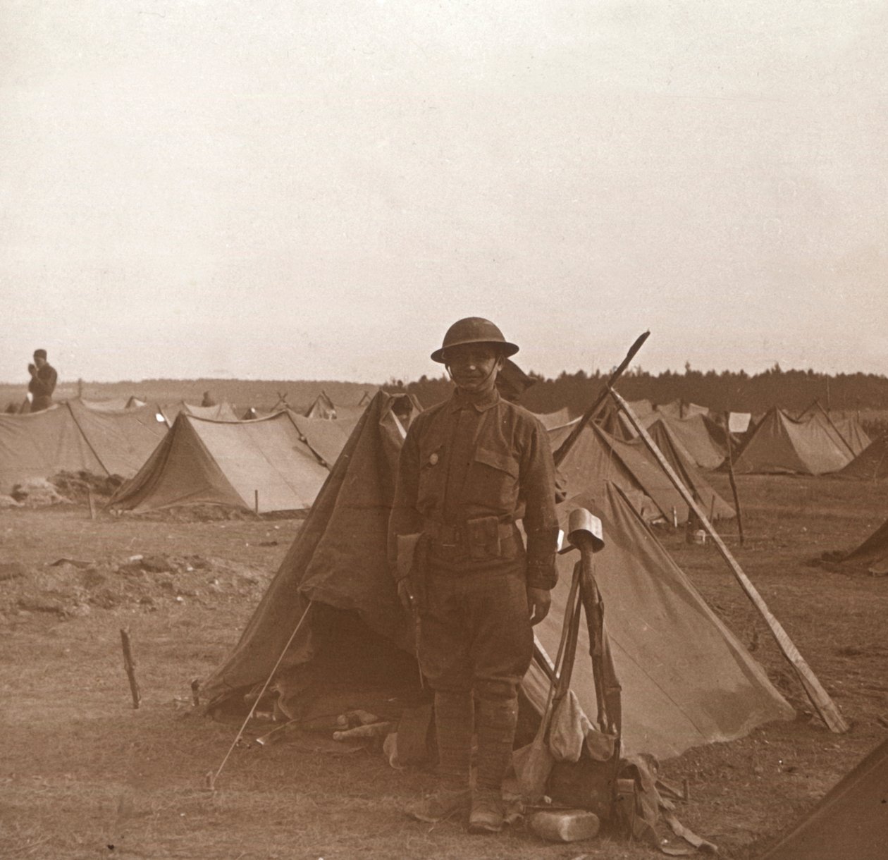 Żołnierz stojący przy namiocie, obóz amerykański, Melette, Francja, c1914-c1918. autorstwa Unbekannt