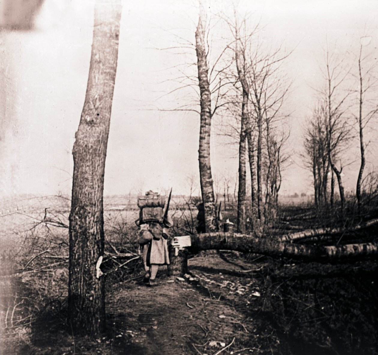 Żołnierz z plecakiem na plecach, c1914-c1918 autorstwa Unbekannt