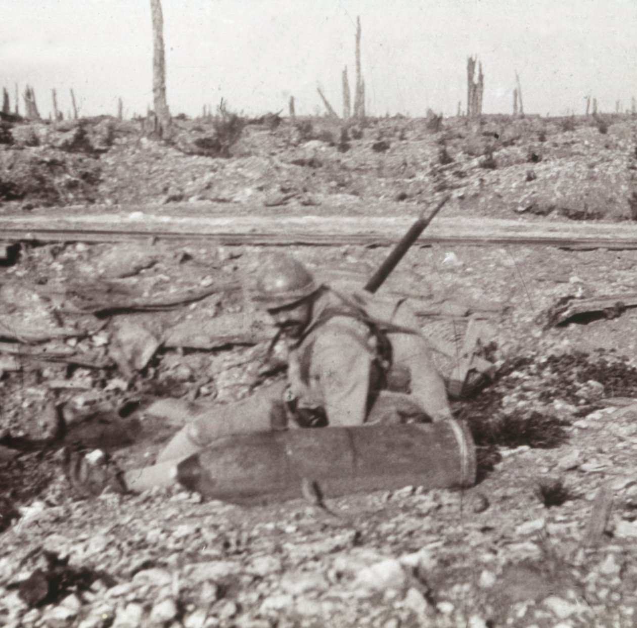 Żołnierz w muszli, Bois dAvocourt, Verdun, północna Francja, c1914-c1918 autorstwa Unbekannt