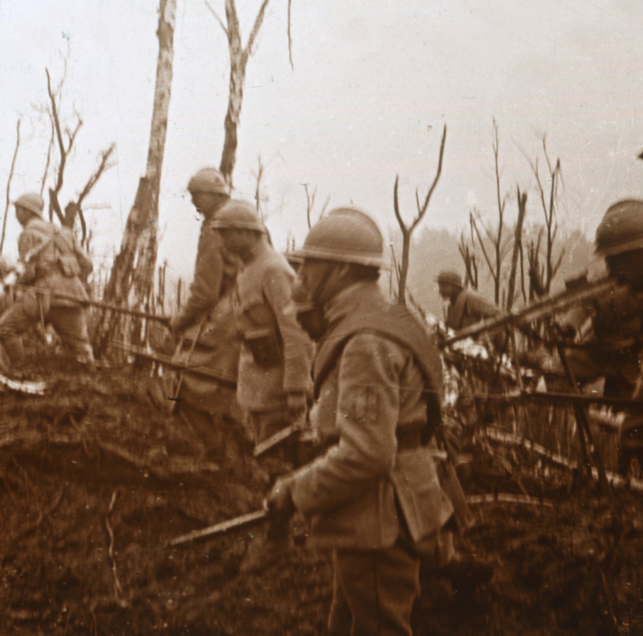Żołnierze posuwają się naprzód, c1914-c1918 autorstwa Unbekannt