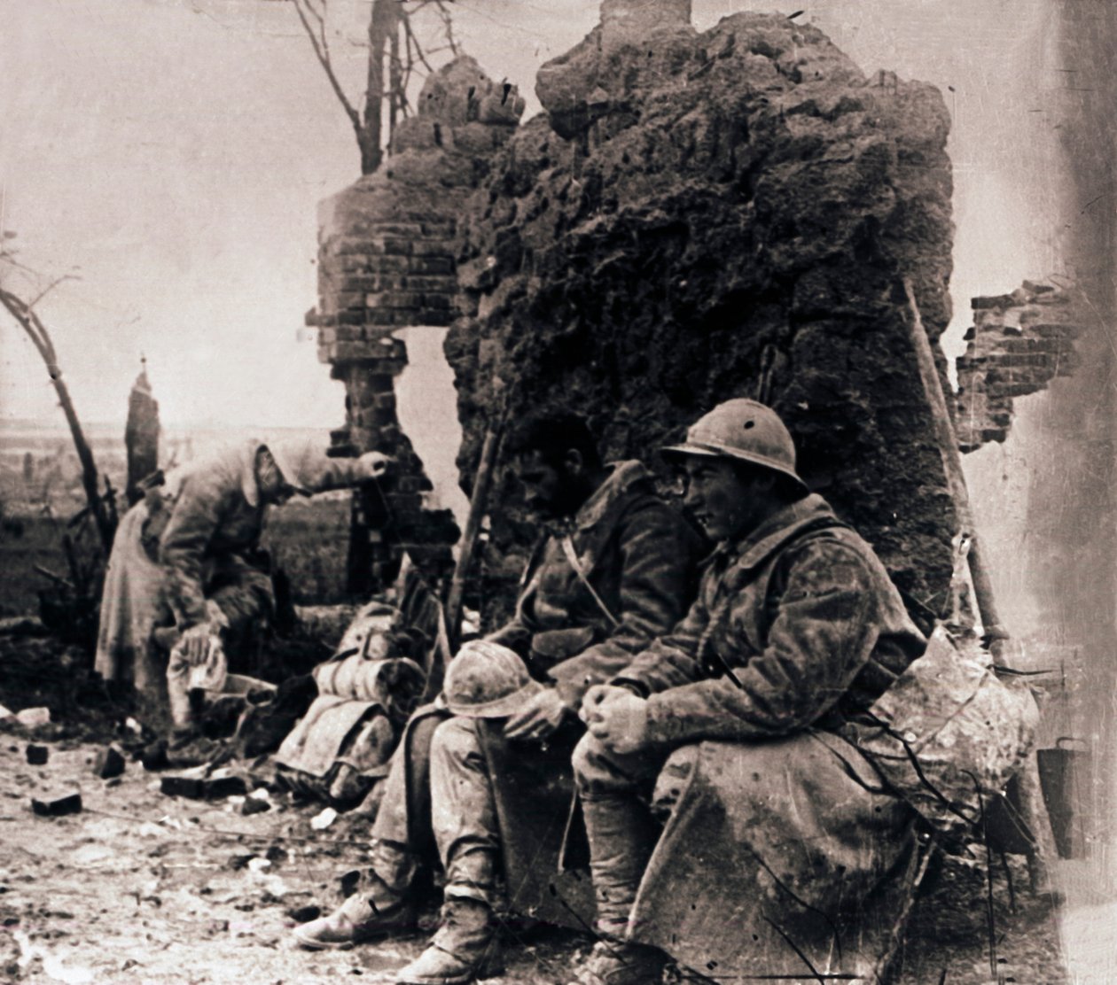 Żołnierze wśród ruin, c1914-c1918 autorstwa Unbekannt
