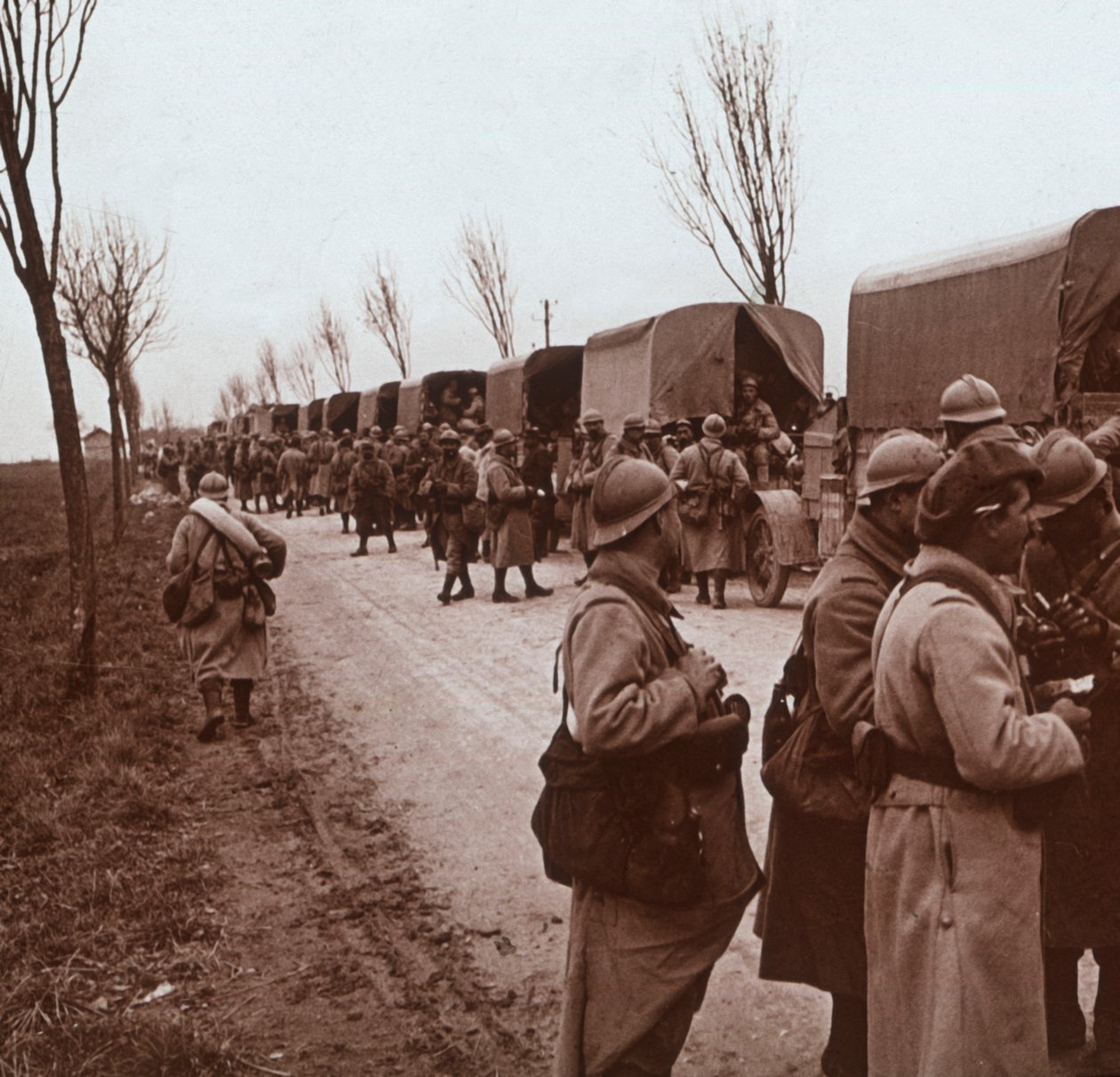 Żołnierze i kolumna ciężarówek na Voice Sacrée, Verdun, północna Francja, c1914-c1918 autorstwa Unbekannt