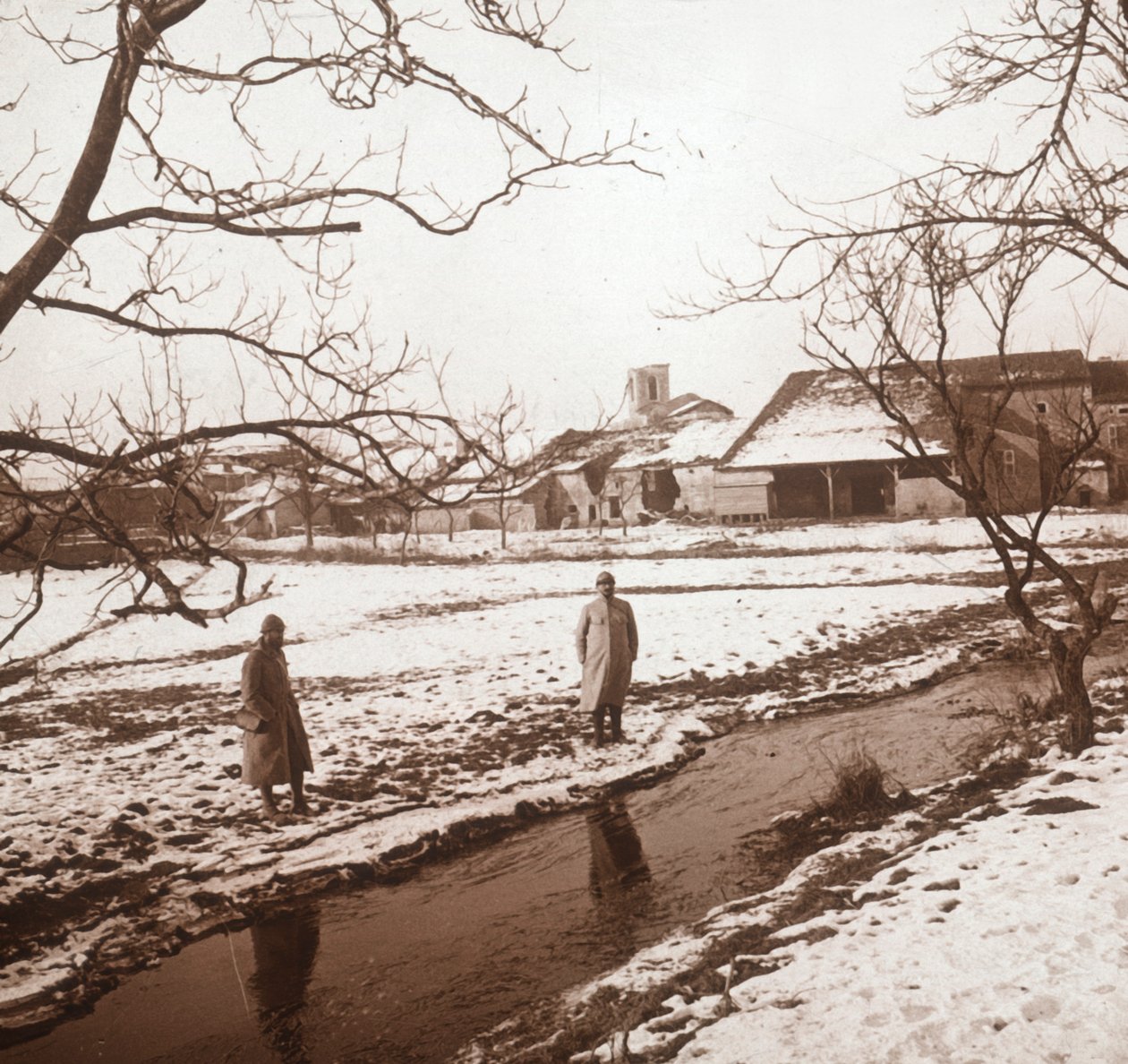 Żołnierze nad rzeką, Bernecourt, północna Francja, c1914-c1918 autorstwa Unbekannt