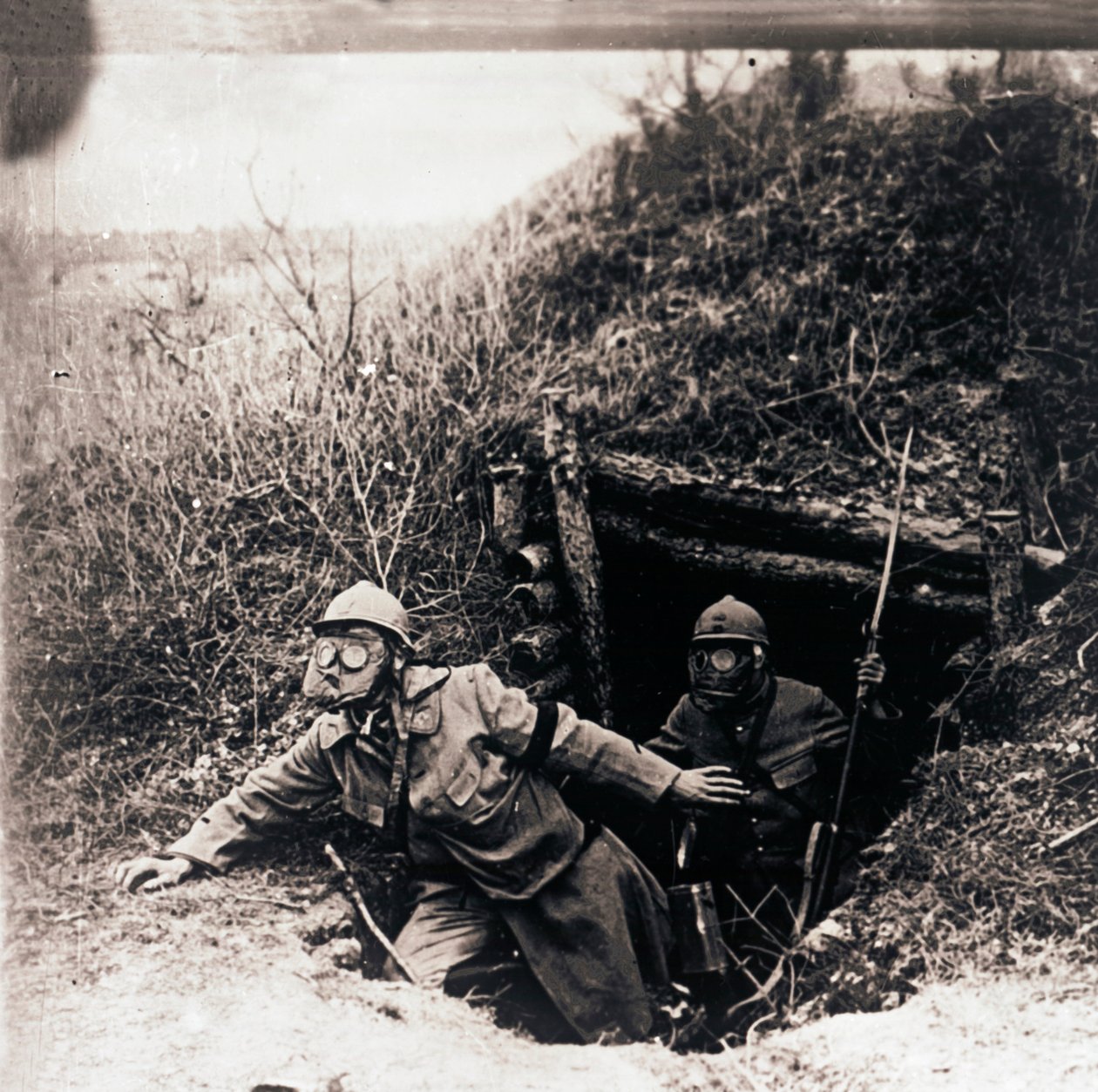 Żołnierze w maskach gazowych wychodzący z okopów, c1914-c1918 autorstwa Unbekannt