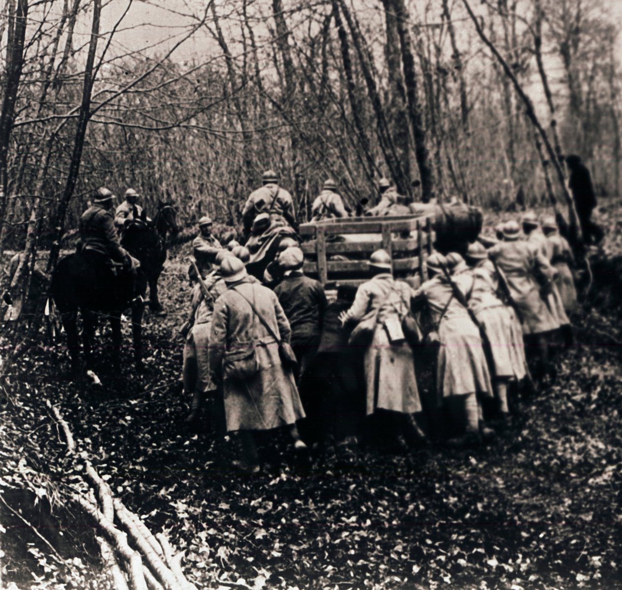 Żołnierze w lesie, c1914-c1918 autorstwa Unbekannt