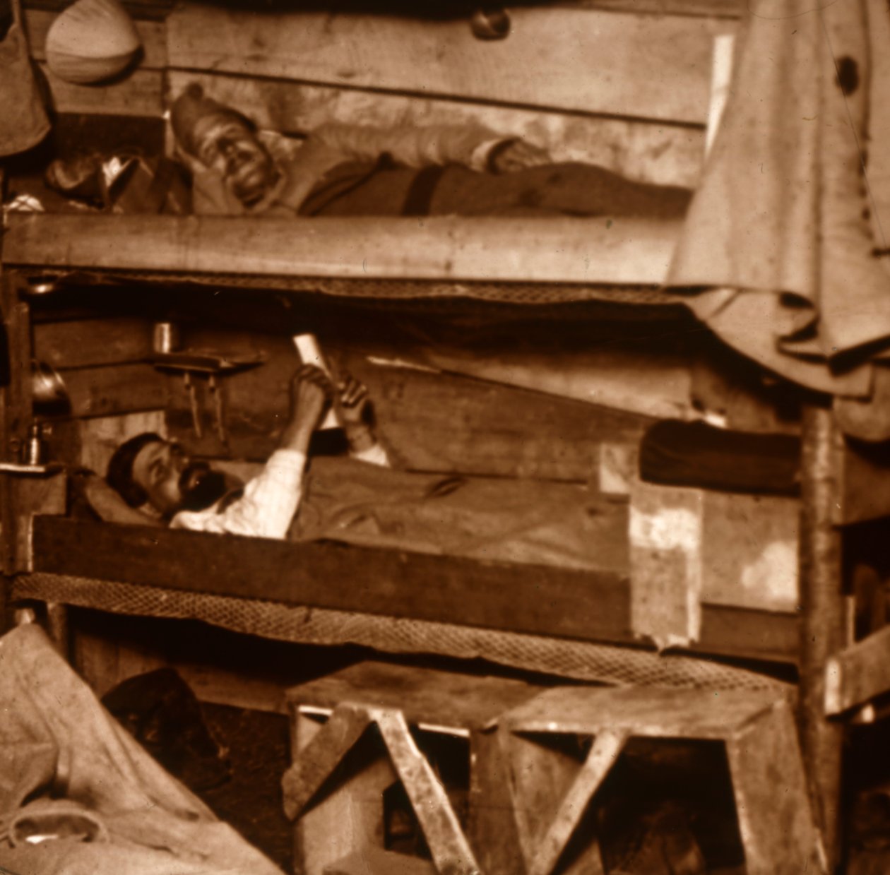 Żołnierze w drewnianych pryczach, c1914-c1918 autorstwa Unbekannt