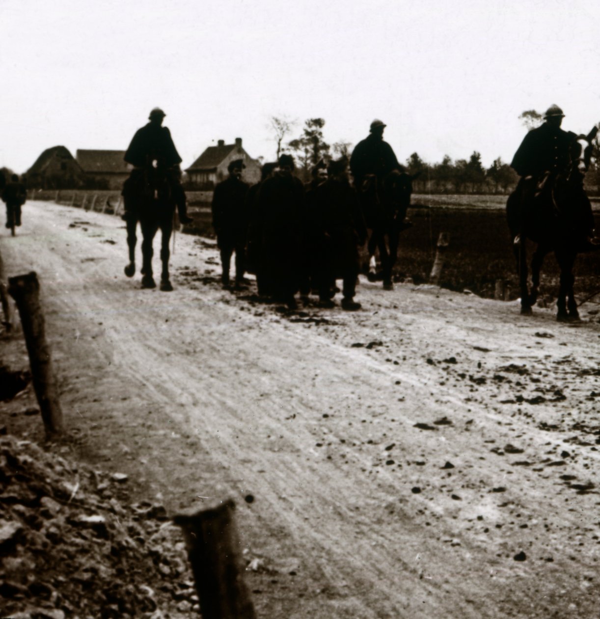 Żołnierze na drodze, c1914-c1918 autorstwa Unbekannt