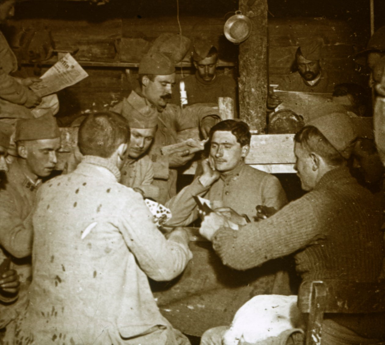 Żołnierze grający w Manille [gra karciana] w okopach, c1914-c1918 autorstwa Unbekannt