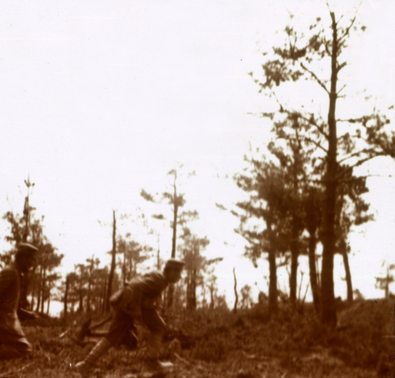 Żołnierze biegnący po polu bitwy, c1914-c1918 autorstwa Unbekannt