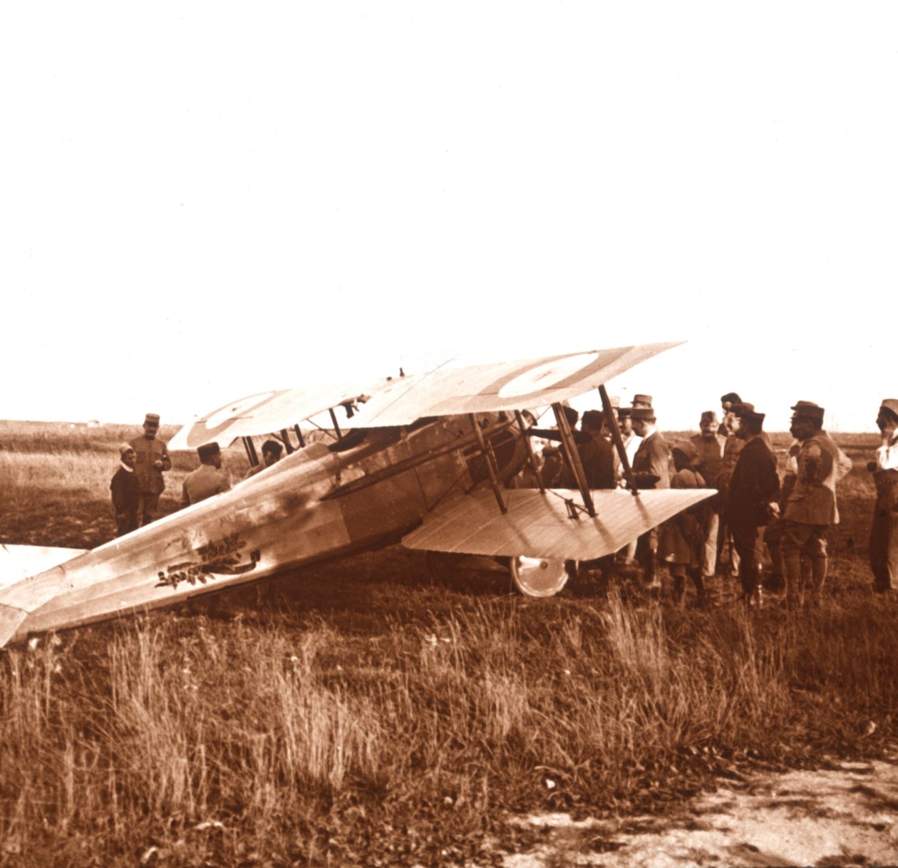 Żołnierze otaczający dwupłatowiec, Somma, północna Francja, c1914-c1918 autorstwa Unbekannt