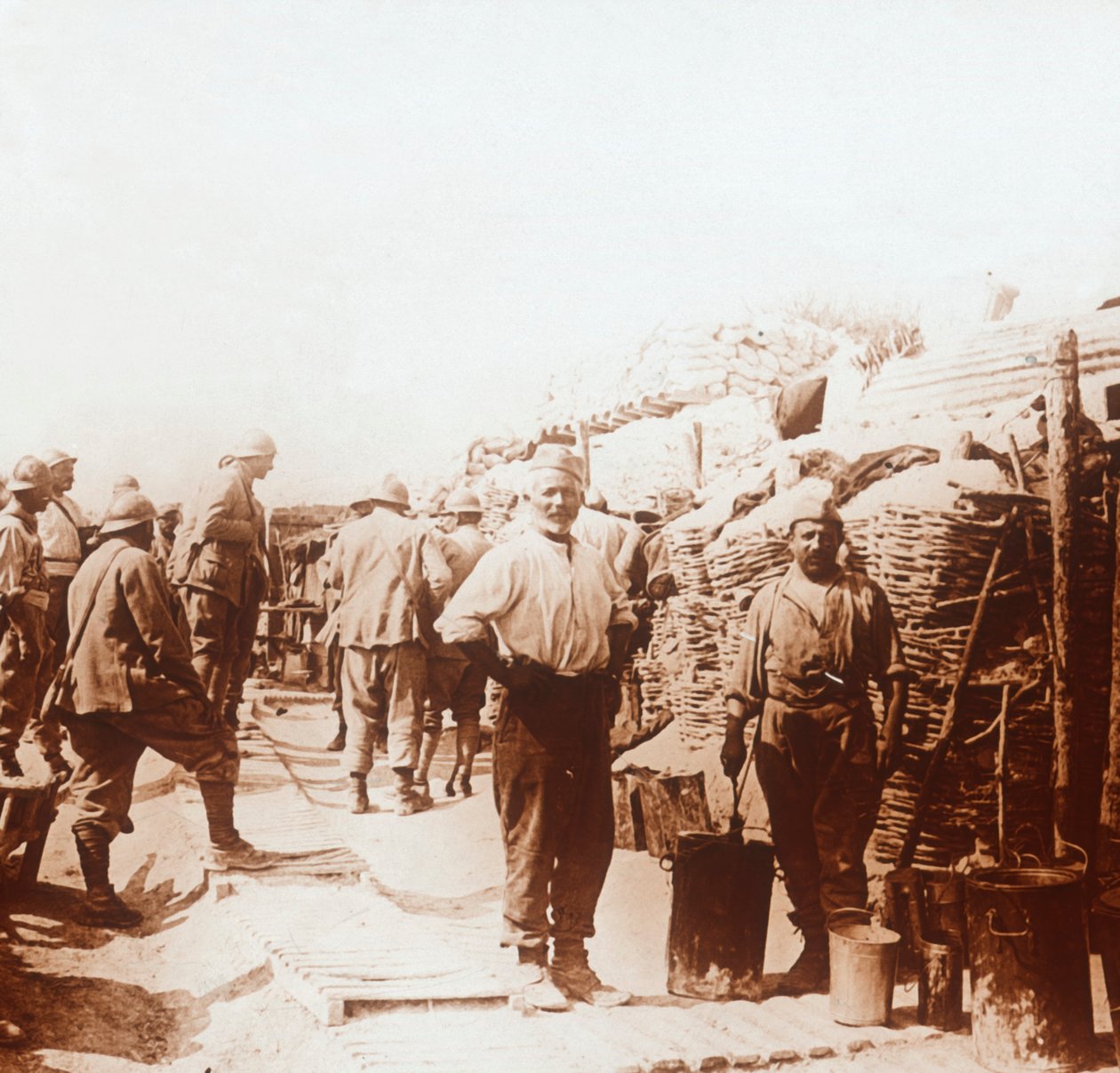 Żołnierze z metalowymi pojemnikami, c1914-c1918 autorstwa Unbekannt