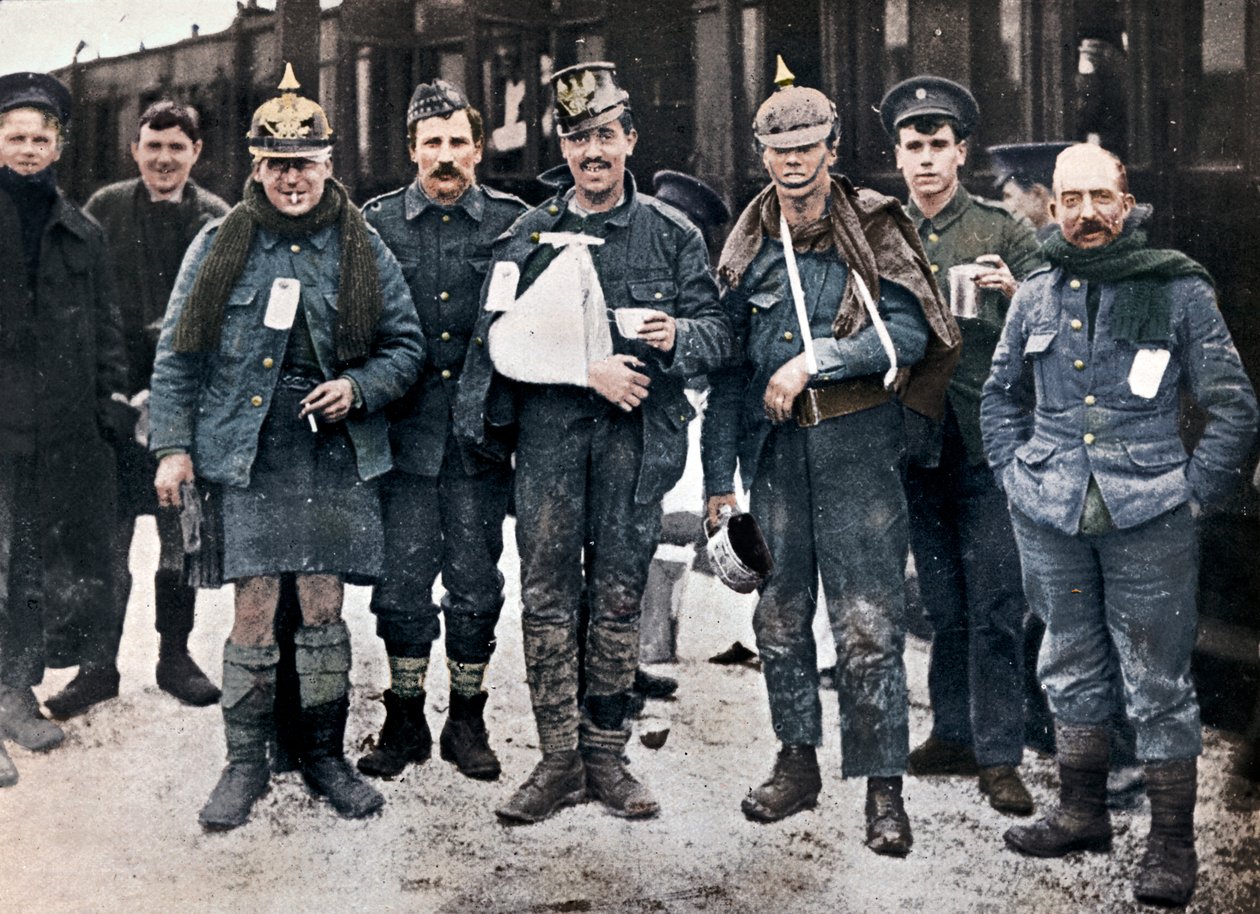 Jacyś radośni ranni z walk w Neuve Chapelle, noszący zdobyte niemieckie hełmy, 1915 autorstwa Unbekannt