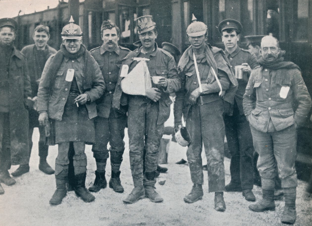 Jacyś radośni ranni z walk w Neuve Chapelle, noszący zdobyte niemieckie hełmy, 1915 autorstwa Unbekannt