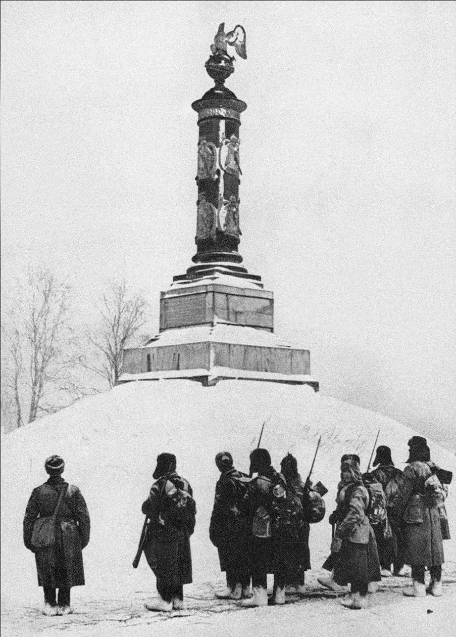 Żołnierze radzieccy pod pomnikiem bohaterów wojny 1812 r. we wsi Tarutino Kaługa r autorstwa Unbekannt