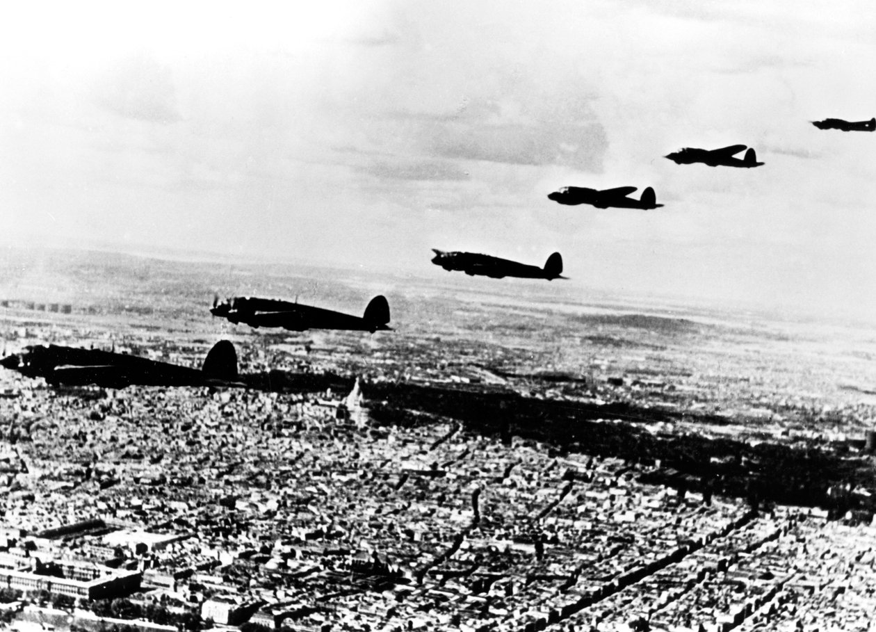 Eskadra niemieckich bombowców Heinkel He 111 przelatująca nad okupowanym Paryżem, lipiec 1940 autorstwa Unbekannt
