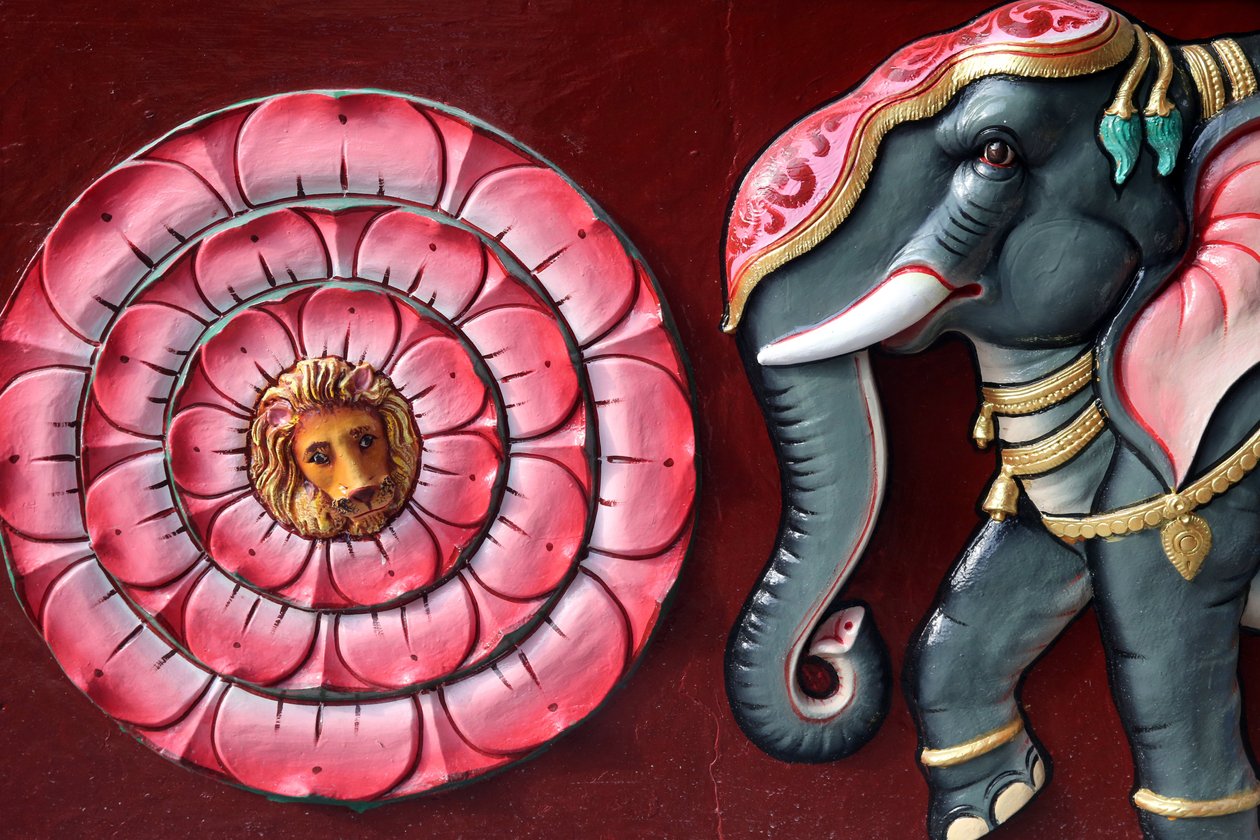 Hinduska świątynia Sri Vadapathira Kaliamman. Słoń i kwiat lotosu. Singapur autorstwa Unbekannt