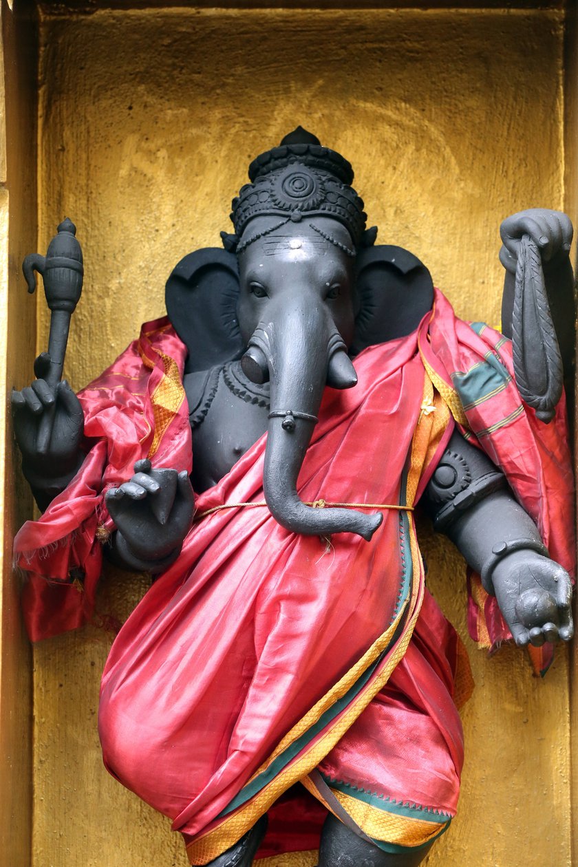 Świątynia hinduska Sri Veeramakaliamman. Ganesha, znany również jako Ganapati i Winajaka, jest jednym z najbardziej czczonych bóstw hinduskiego panteonu, 20160818, Singapur, Singapur autorstwa Unbekannt