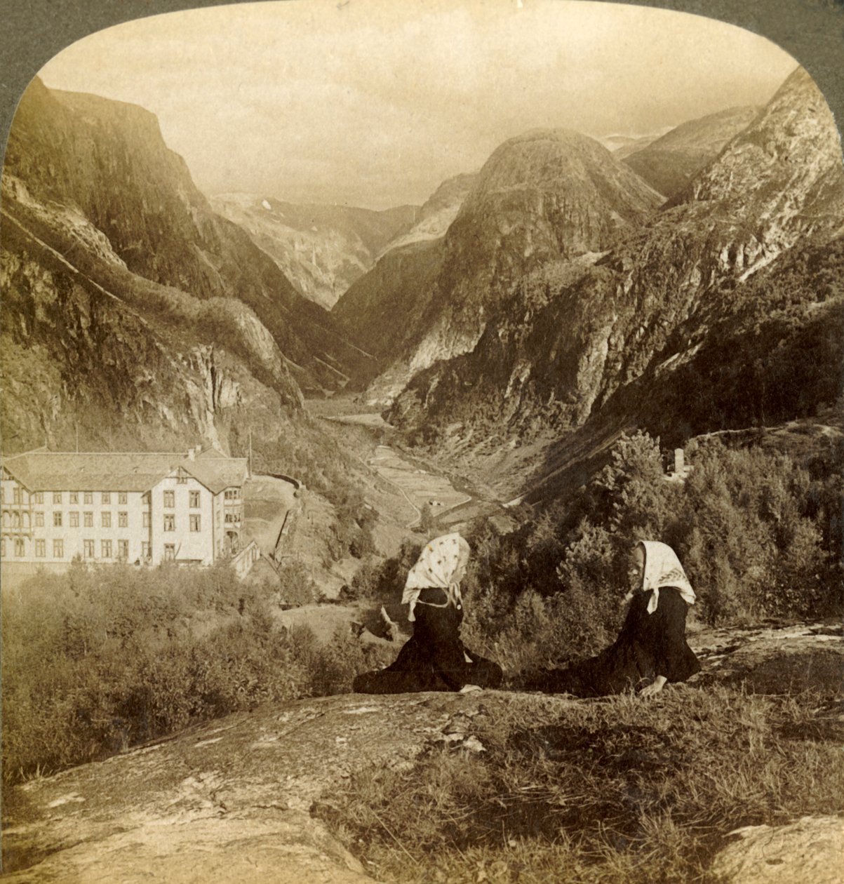 Hotel Stalheims i wspaniały widok na słynny Naerodal, Norwegia, 1905. autorstwa Unbekannt