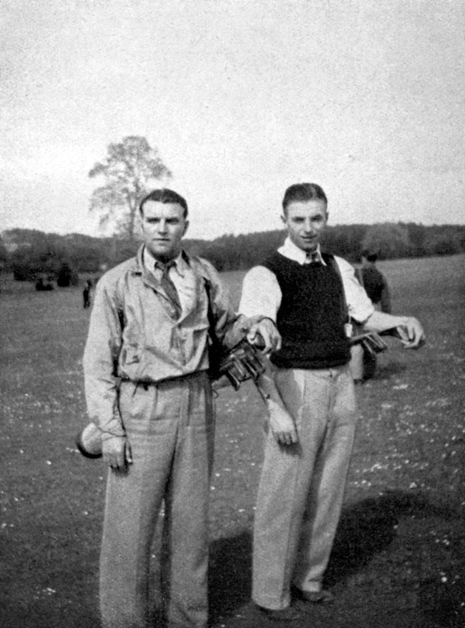 Stanley Matthews i Eddie Hapgood robią przerwę między strzałami podczas golfa, 1945 r autorstwa Unbekannt