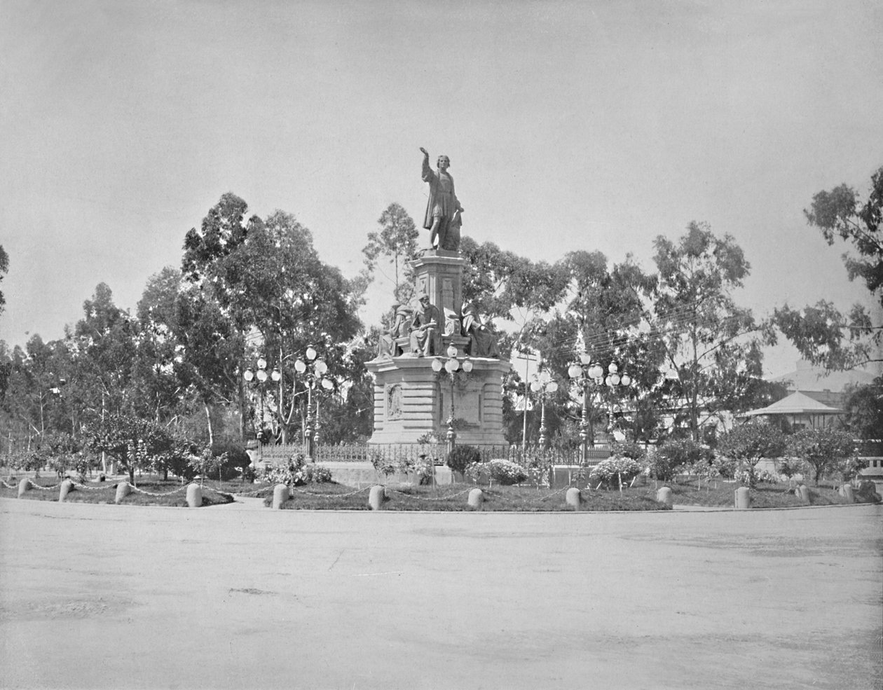 Statua Kolumba na Paseo, miasto Meksyk, c1897. autorstwa Unbekannt