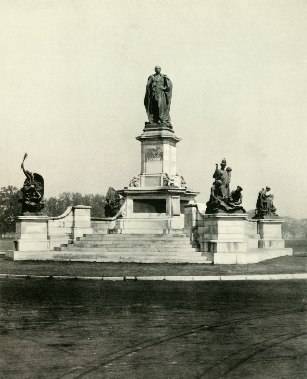 Statua Lorda Curzona przy wejściu do Victoria Memorial Hall, 1925. autorstwa Unbekannt