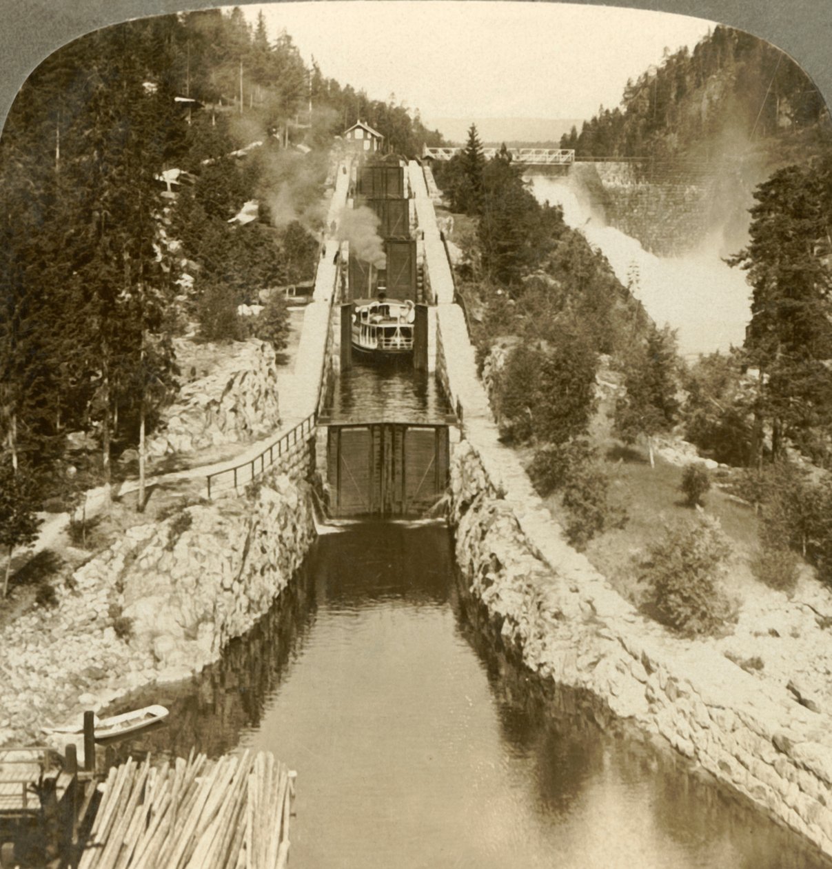 Parowiec wspinający się na wzgórze obok wodospadu Vrang, przy śluzach w Bandak-Nordsjo, Norwegia, ok. 1905 r. autorstwa Unbekannt