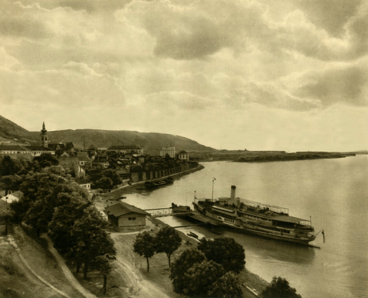 Parowiec na Dunaju w Hainburgu, Dolna Austria, c1935. autorstwa Unbekannt