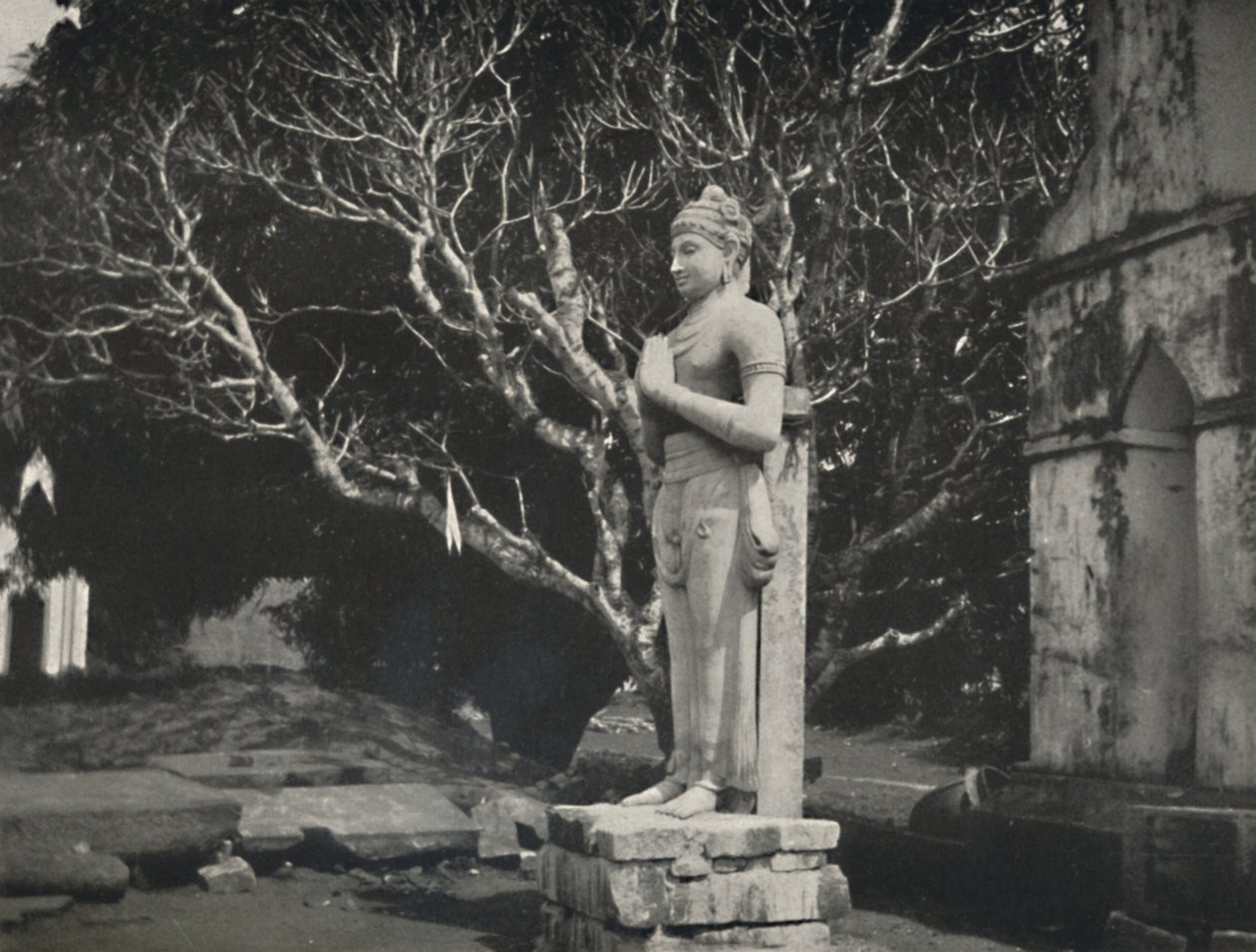 Kamienna figura w pobliżu Ruwanweli Dagoba, Anuradhapura, 1926 autorstwa Unbekannt