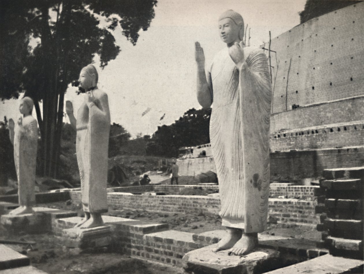 Kamienne posągi przed Ruwanwali Dagoba w trakcie renowacji, Anuradhapura, 1926 autorstwa Unbekannt