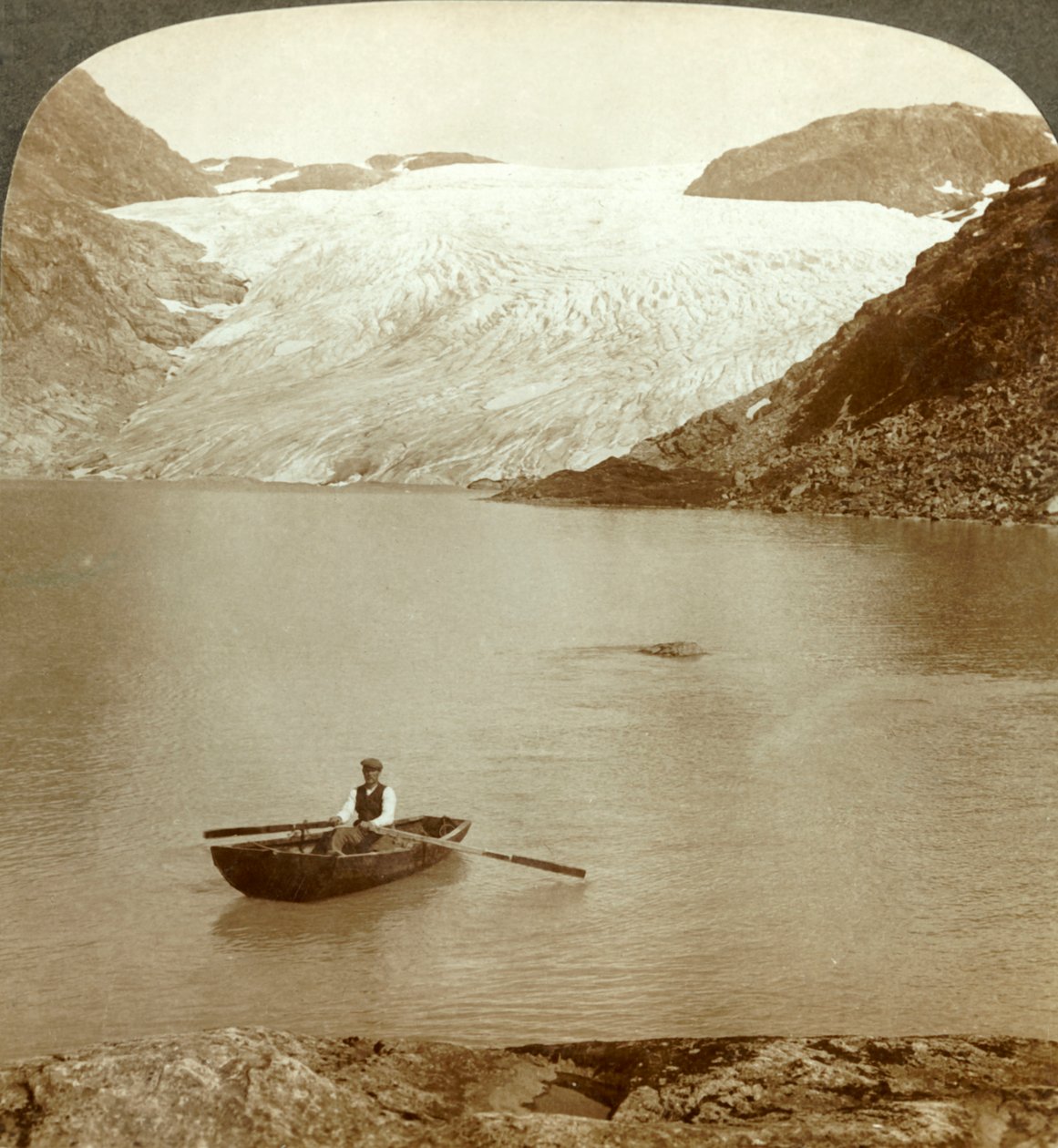 Strumień litego lodu Lodowiec Hardanger i jezioro, w którym topi się, Norwegia, ok. 1905. autorstwa Unbekannt