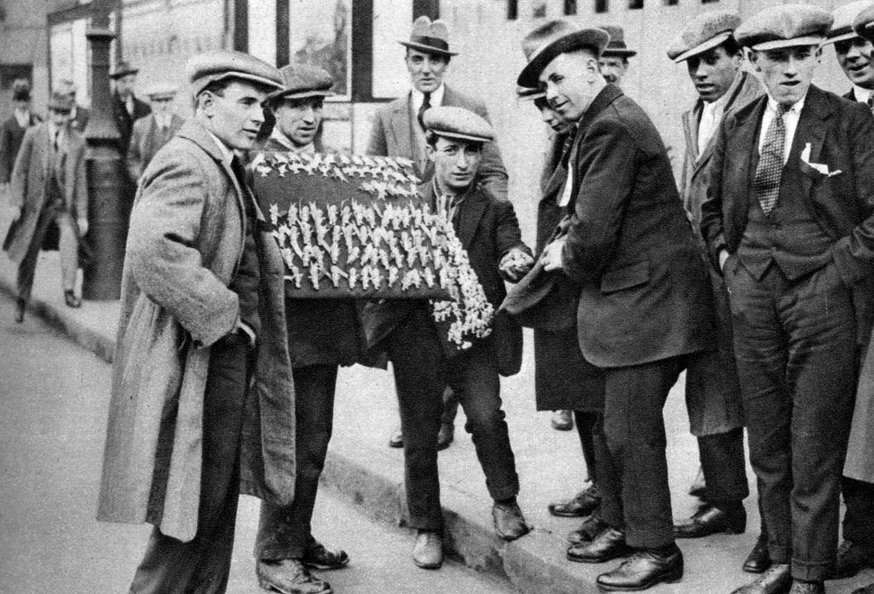 Sprzedawca uliczny sprzedający przysługi piłkarskie w Kings Cross, Londyn, 1911 1926-1927 autorstwa Unbekannt