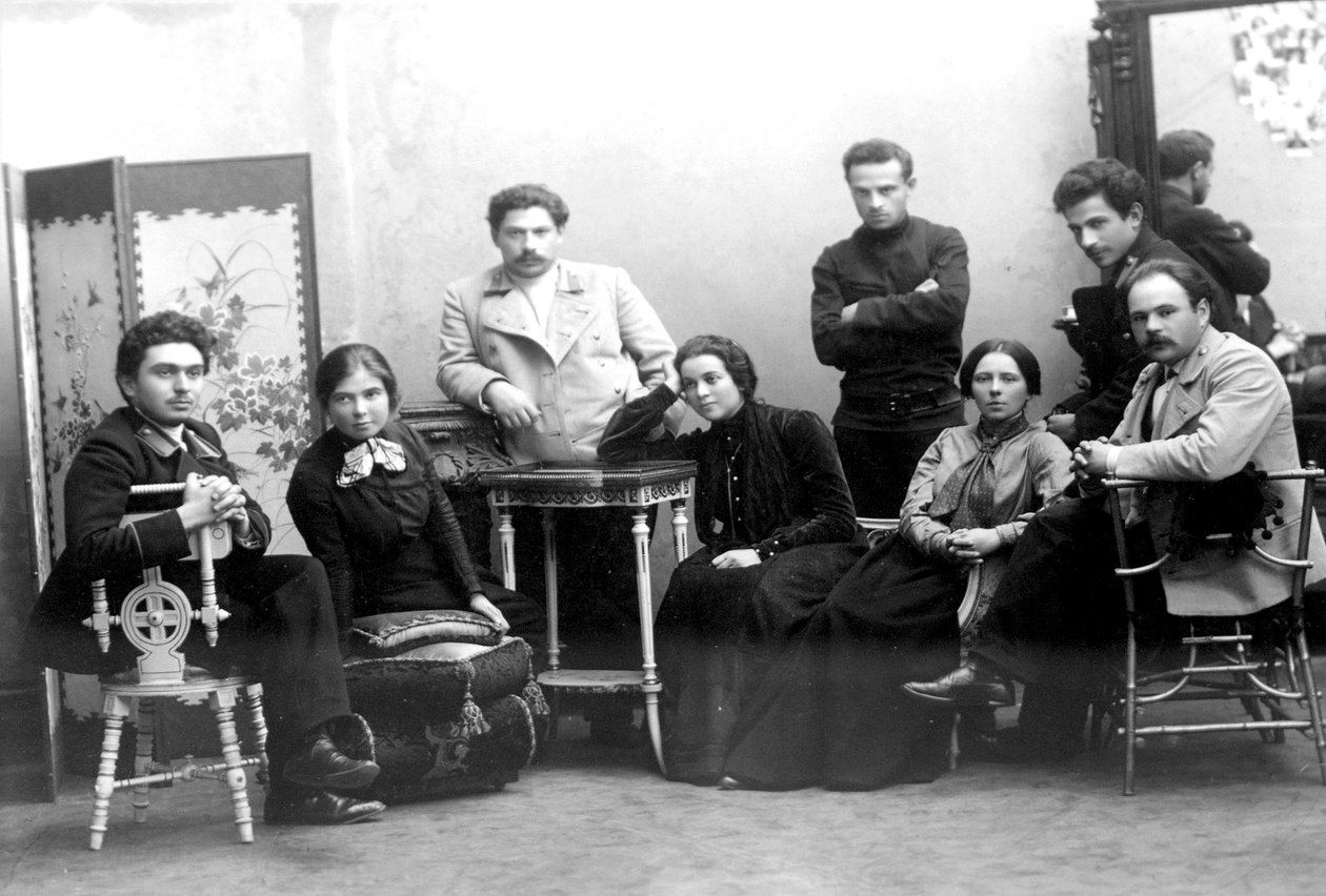 Studenci, członkowie komórki rewolucyjnej w Petersburgu, Rosja, 1908. autorstwa Unbekannt