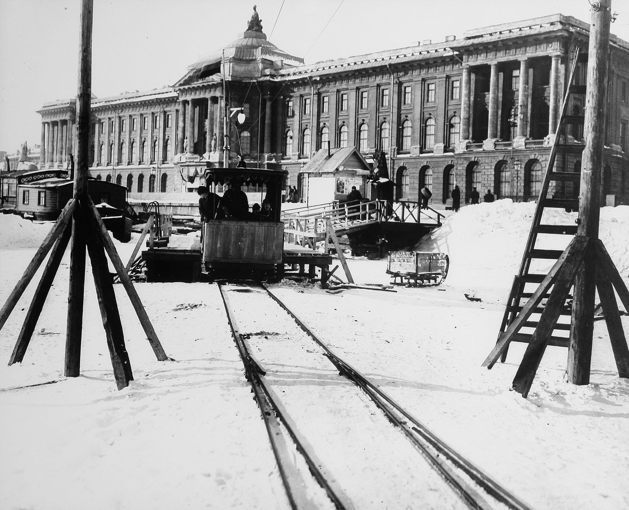 Dworzec podmiejski przed Akademią Sztuk Pięknych, Sankt Petersburg, Rosja, c1896-c1898 autorstwa Unbekannt