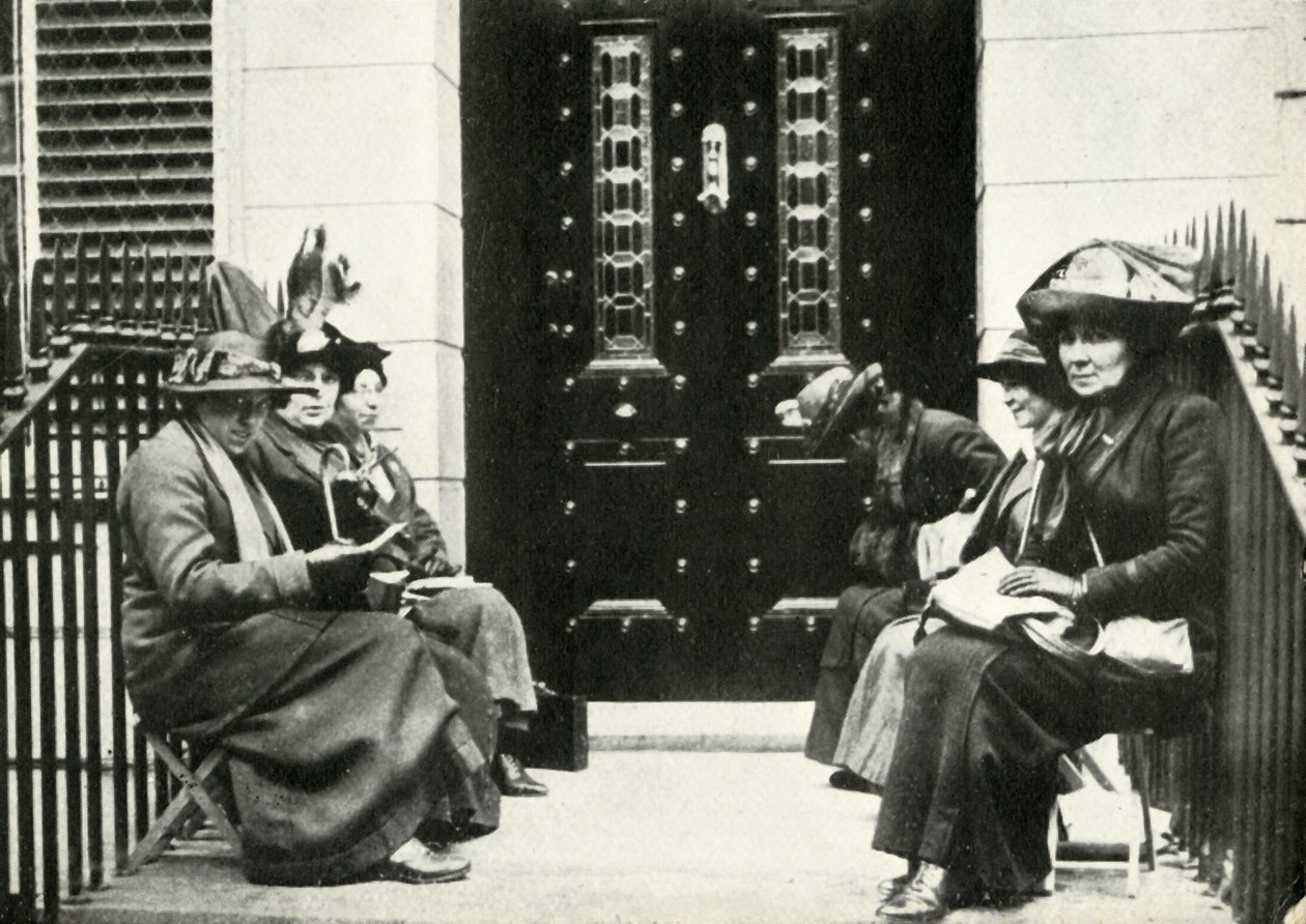 Sufrażystki czekające na progu domu Sir Edwarda Carsonsa w Londynie, 6 kwietnia 1914, 1947. autorstwa Unbekannt
