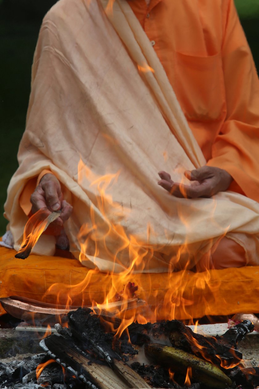 Swami Veetamohanda wykonujący rytuał ognia homa w ogrodzie centrum wedyjskiego Ramakrishna. Gretz. Francja autorstwa Unbekannt