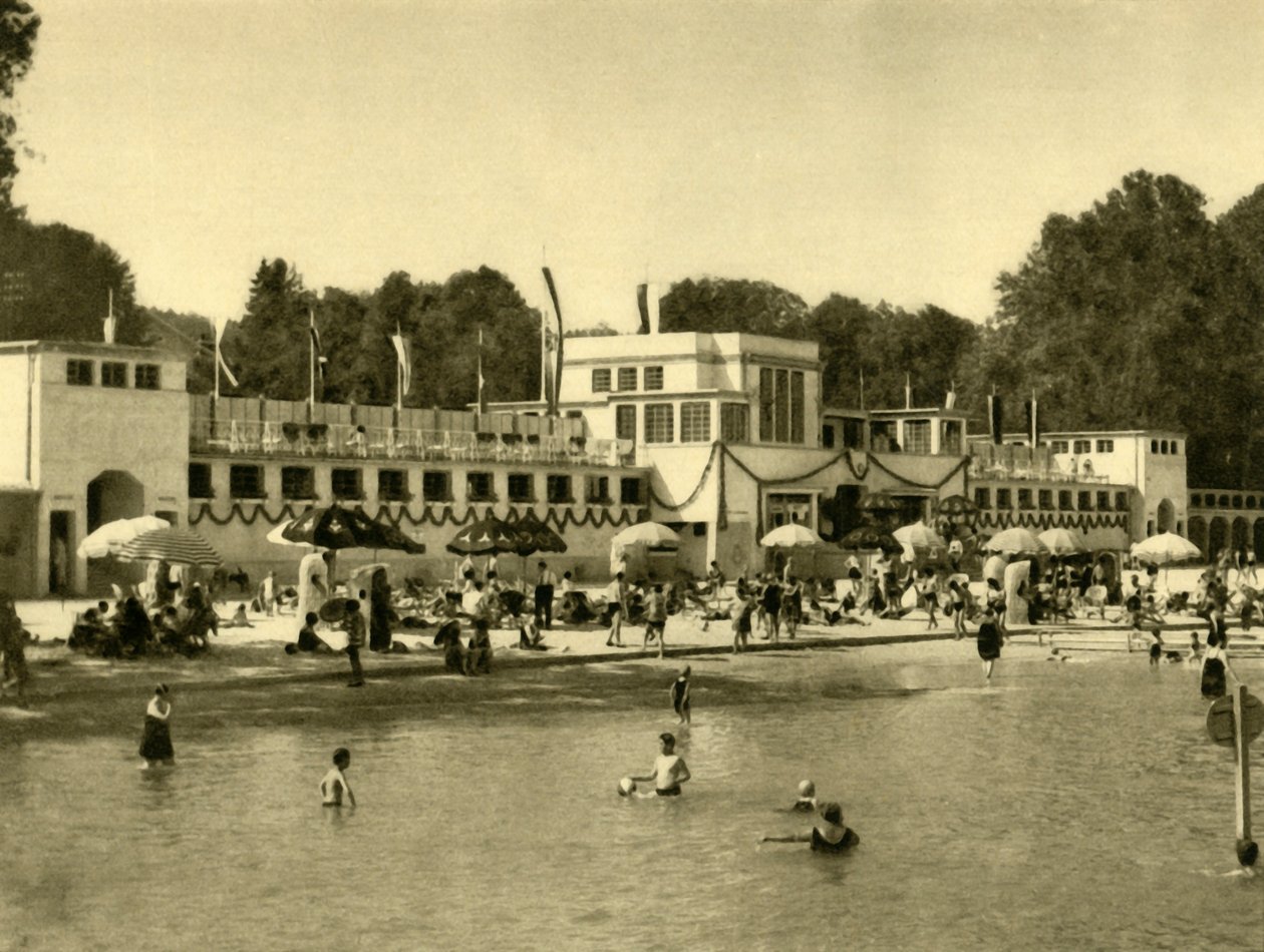 Pływanie w jeziorze Traunsee, Gmunden, Górna Austria, ok. 1935. autorstwa Unbekannt