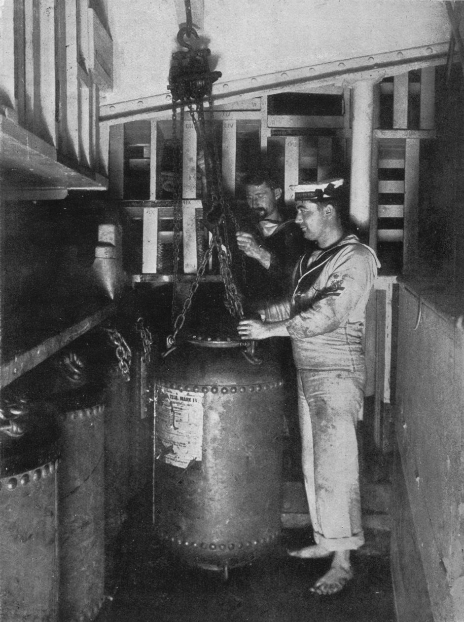 Wyjęcie kopalni łodzi podwodnej ze sklepów, 1914 autorstwa Unbekannt