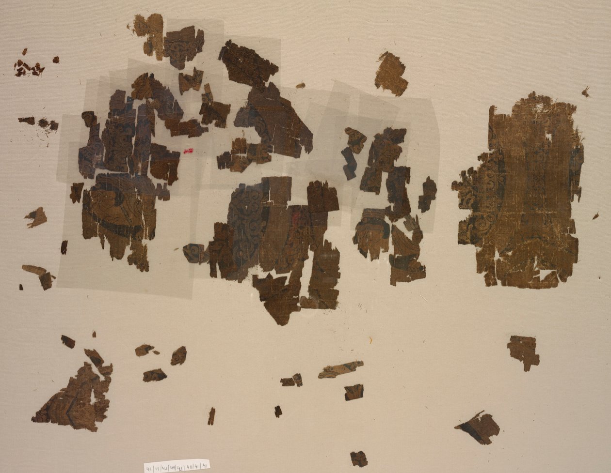 Fragmenty Taqueté ze skrzydlatymi lwami w kółeczkach, 899-1160. autorstwa Unbekannt
